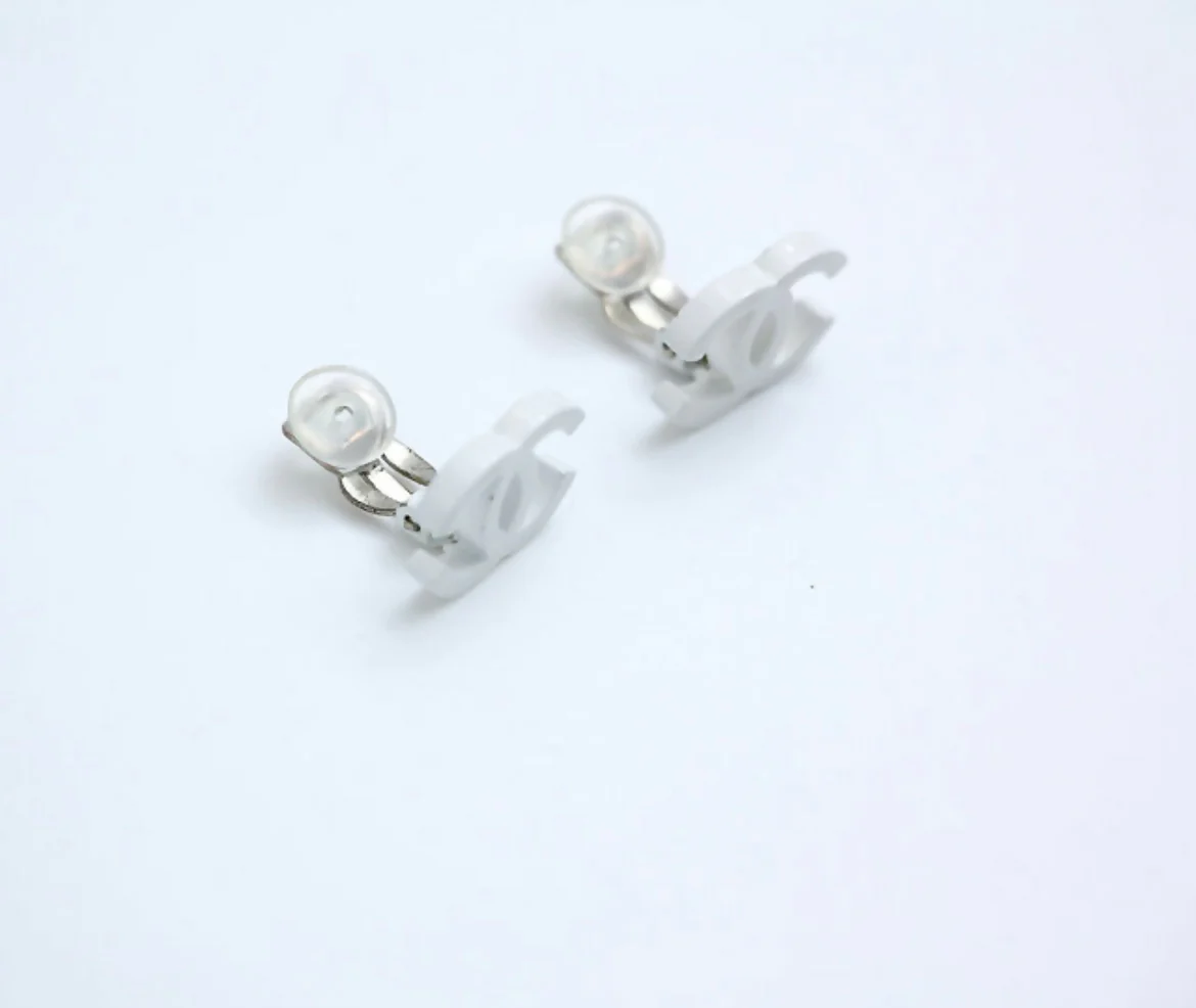 Chanel Vintage 04C Resin All-White Simple Style Clip-on Earrings - Image 3
