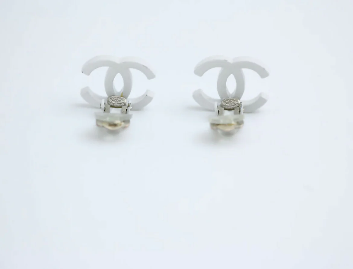 Chanel Vintage 04C Resin All-White Simple Style Clip-on Earrings - Image 4