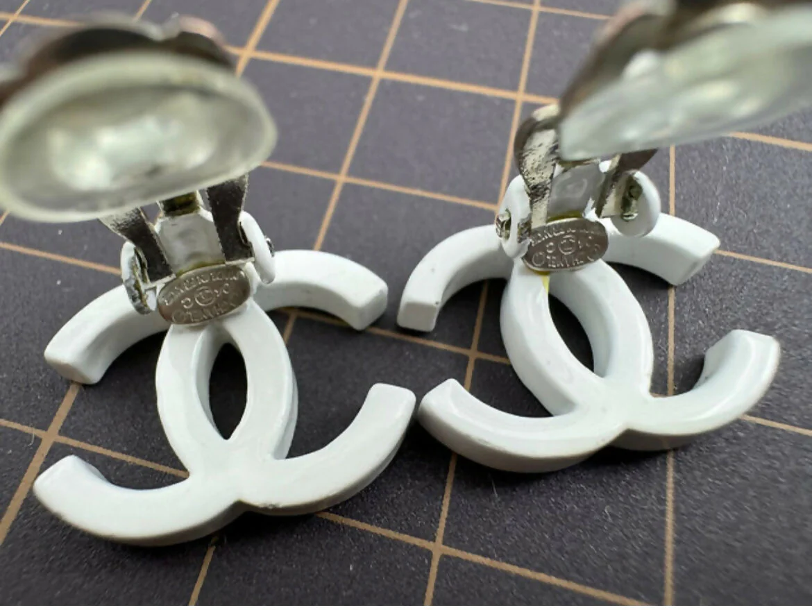 Chanel Vintage 04C Resin All-White Simple Style Clip-on Earrings - Image 7