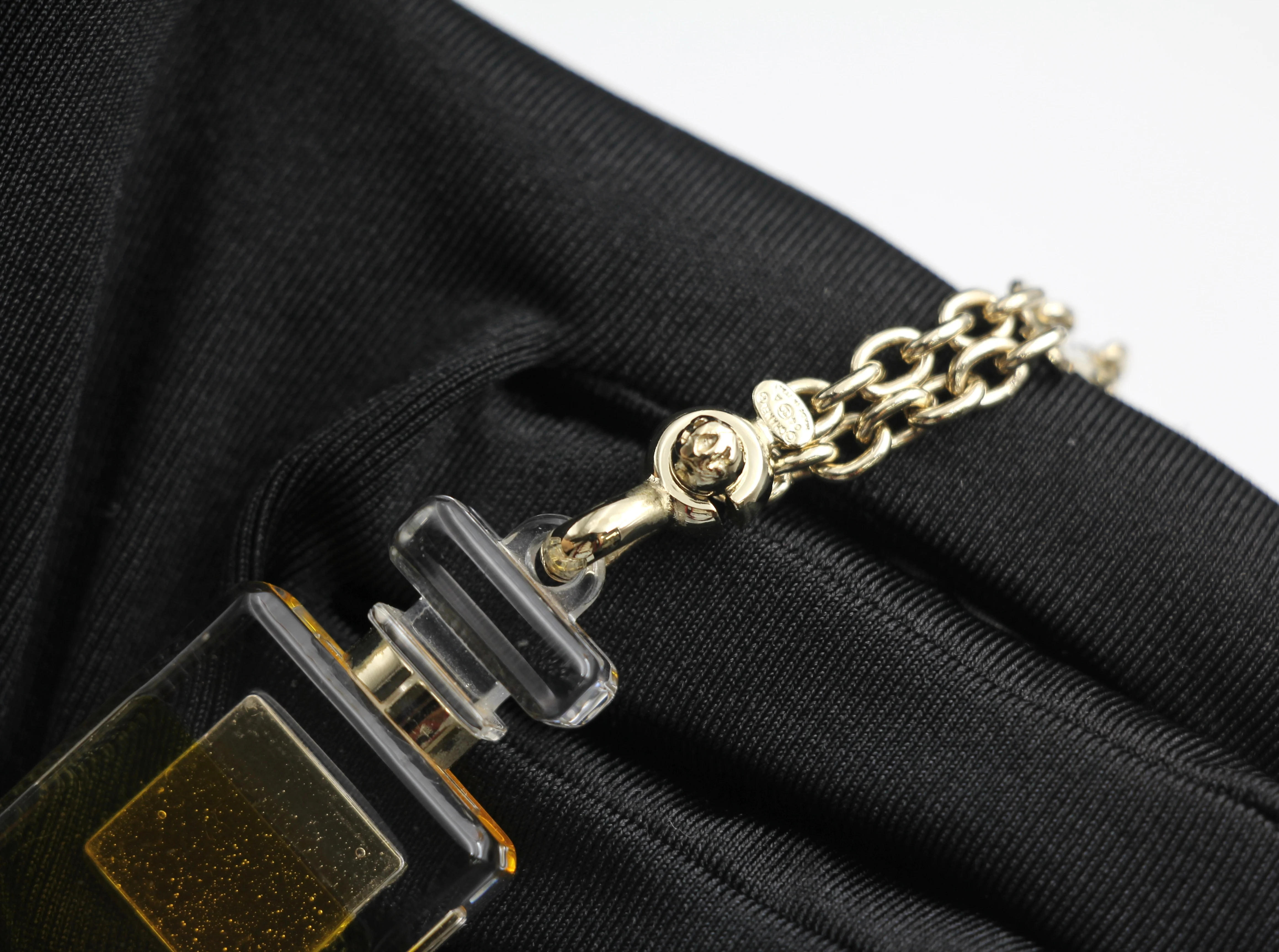 Chanel Vintage 04P Gold Plated No 5 Perfume Bottle Handbag Charm - Image 11