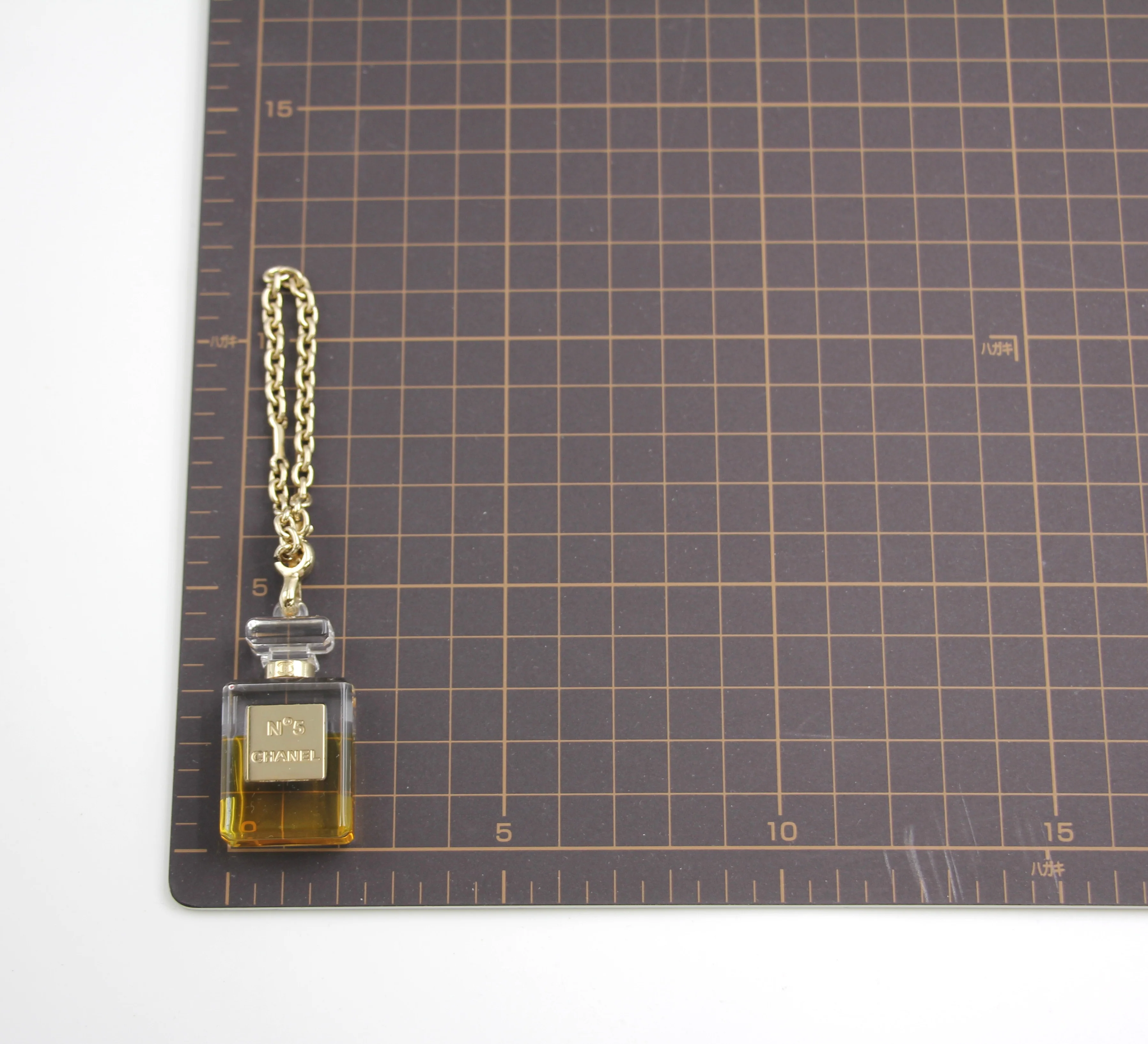 Chanel Vintage 04P Gold Plated No 5 Perfume Bottle Handbag Charm - Image 14