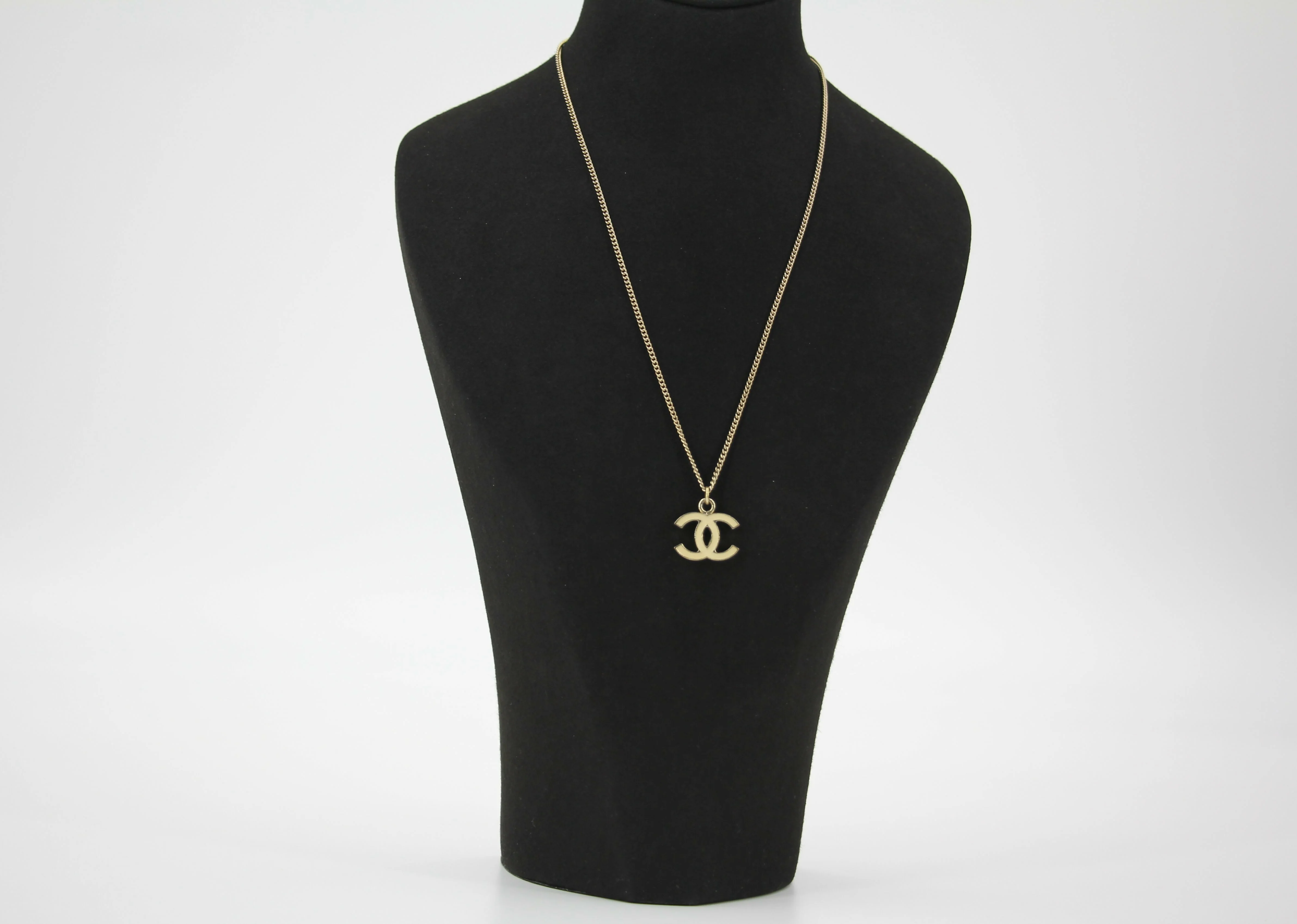 Chanel Vintage 04V Enamel Classic White CC Light Gold Necklace - Image 2