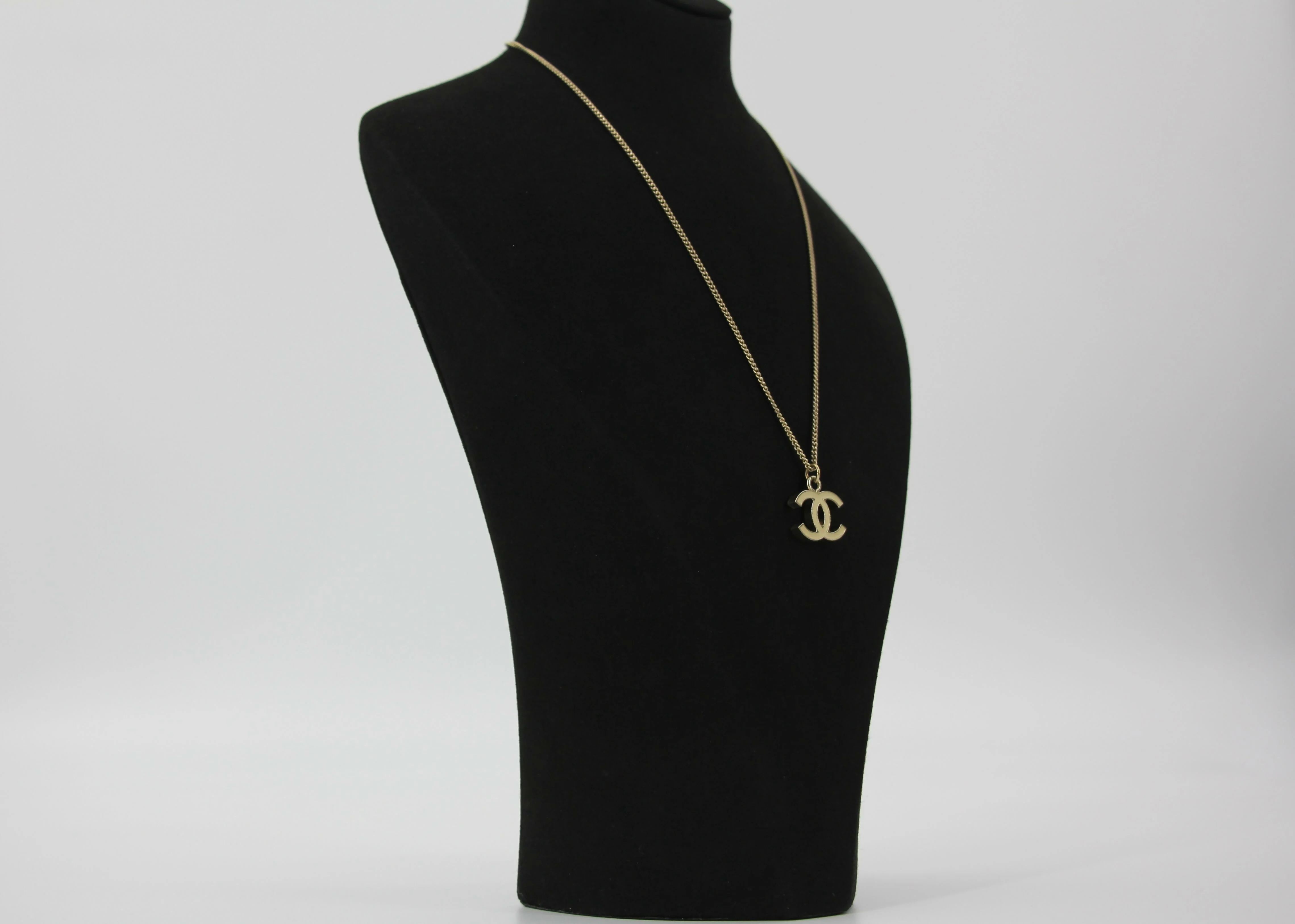 Chanel Vintage 04V Enamel Classic White CC Light Gold Necklace - Image 3