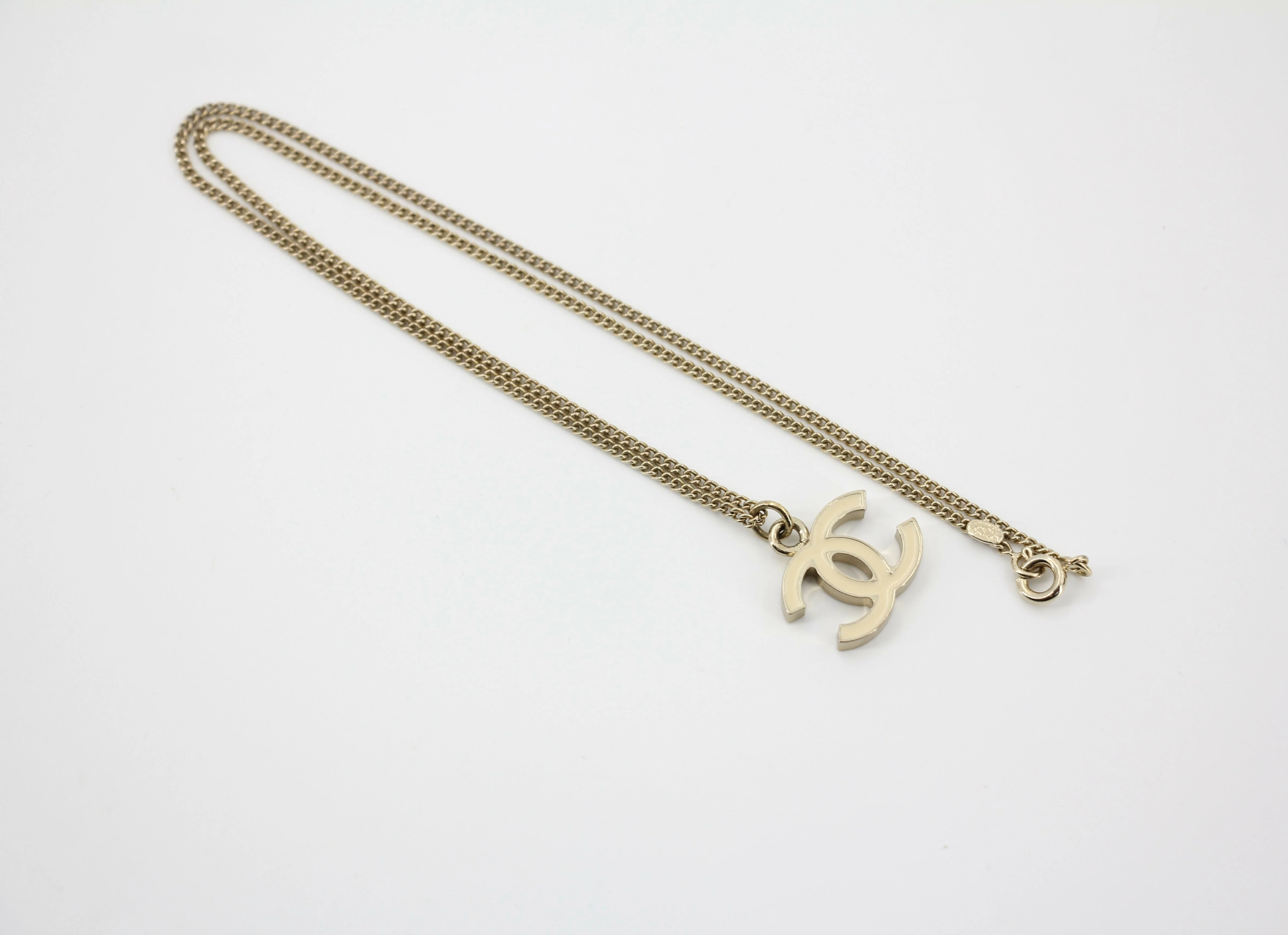 Chanel Vintage 04V Enamel Classic White CC Light Gold Necklace - Image 7