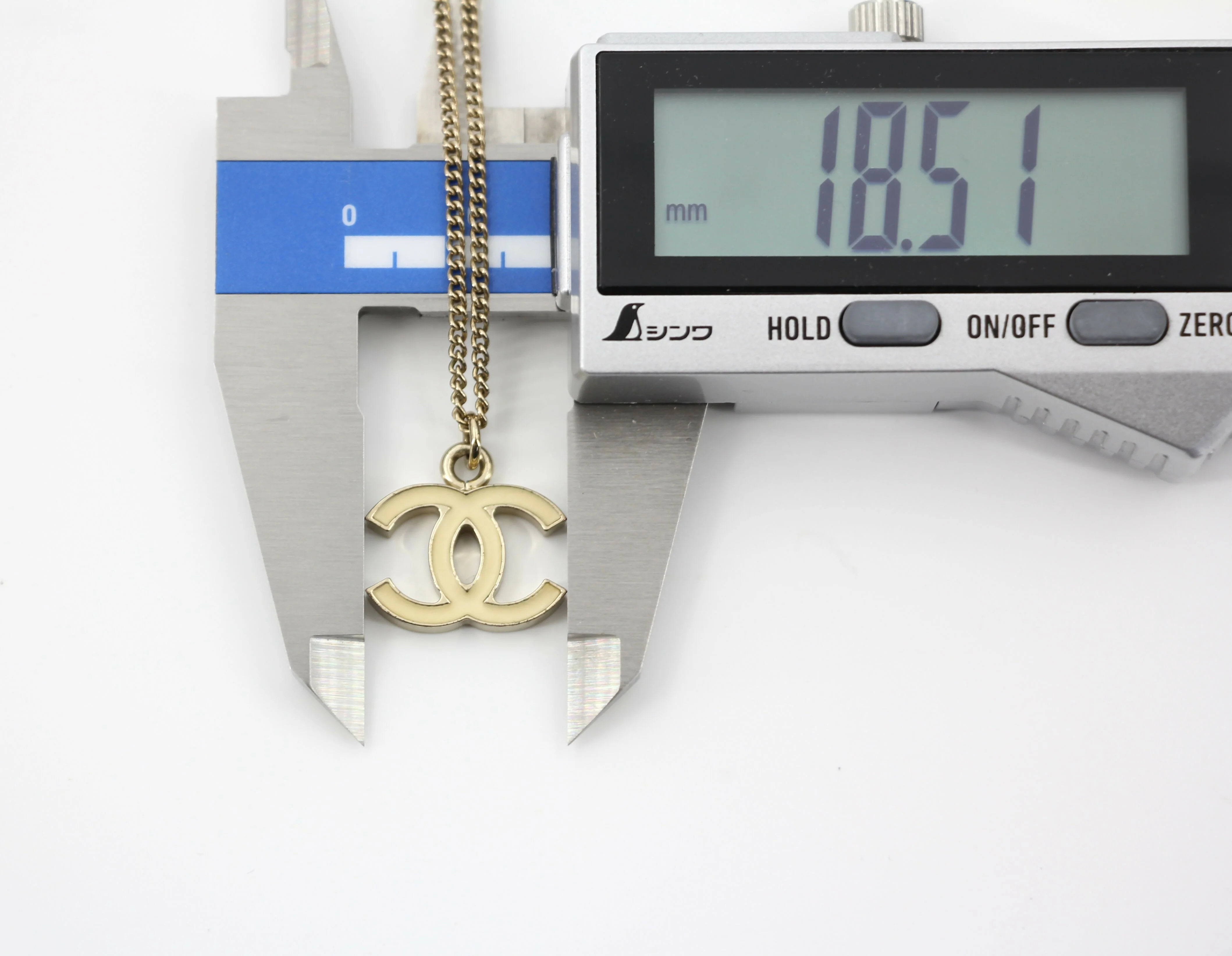 Chanel Vintage 04V Enamel Classic White CC Light Gold Necklace - Image 9