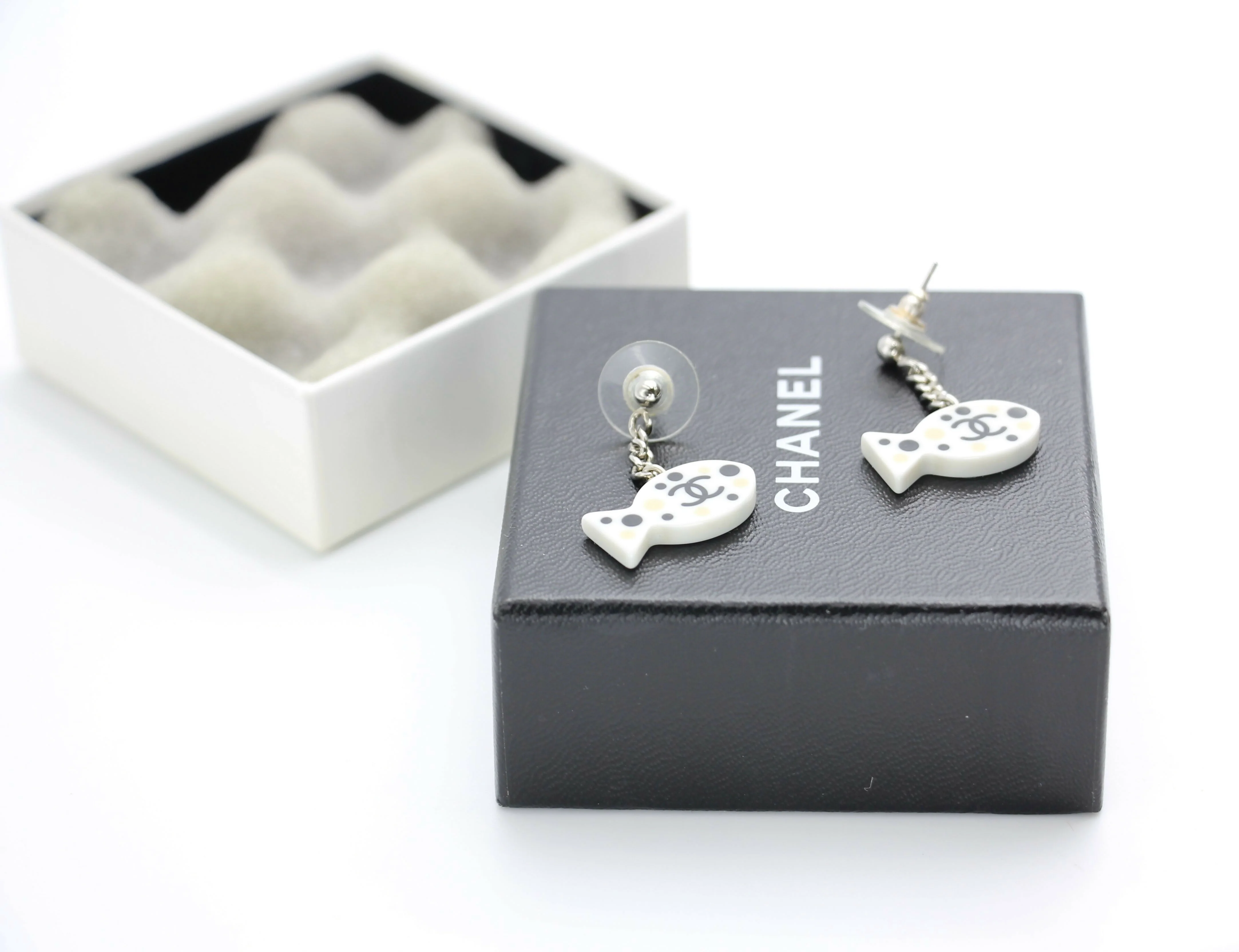 Chanel Vintage 05C Resin Black and White Fishes Stud Earrings - Image 10
