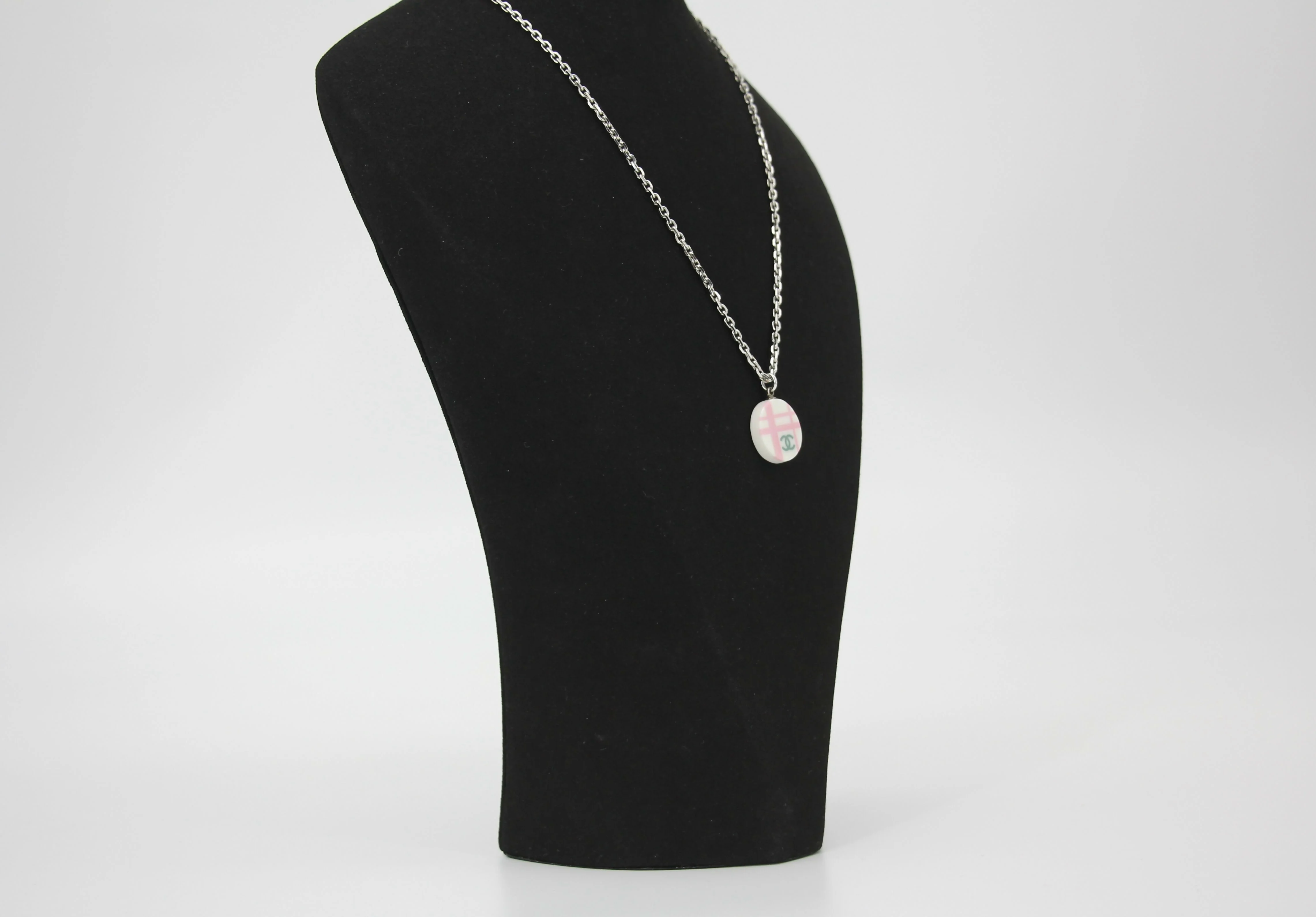 Chanel Vintage 05P Resin Round Pink and White Stripes Necklace - Image 3