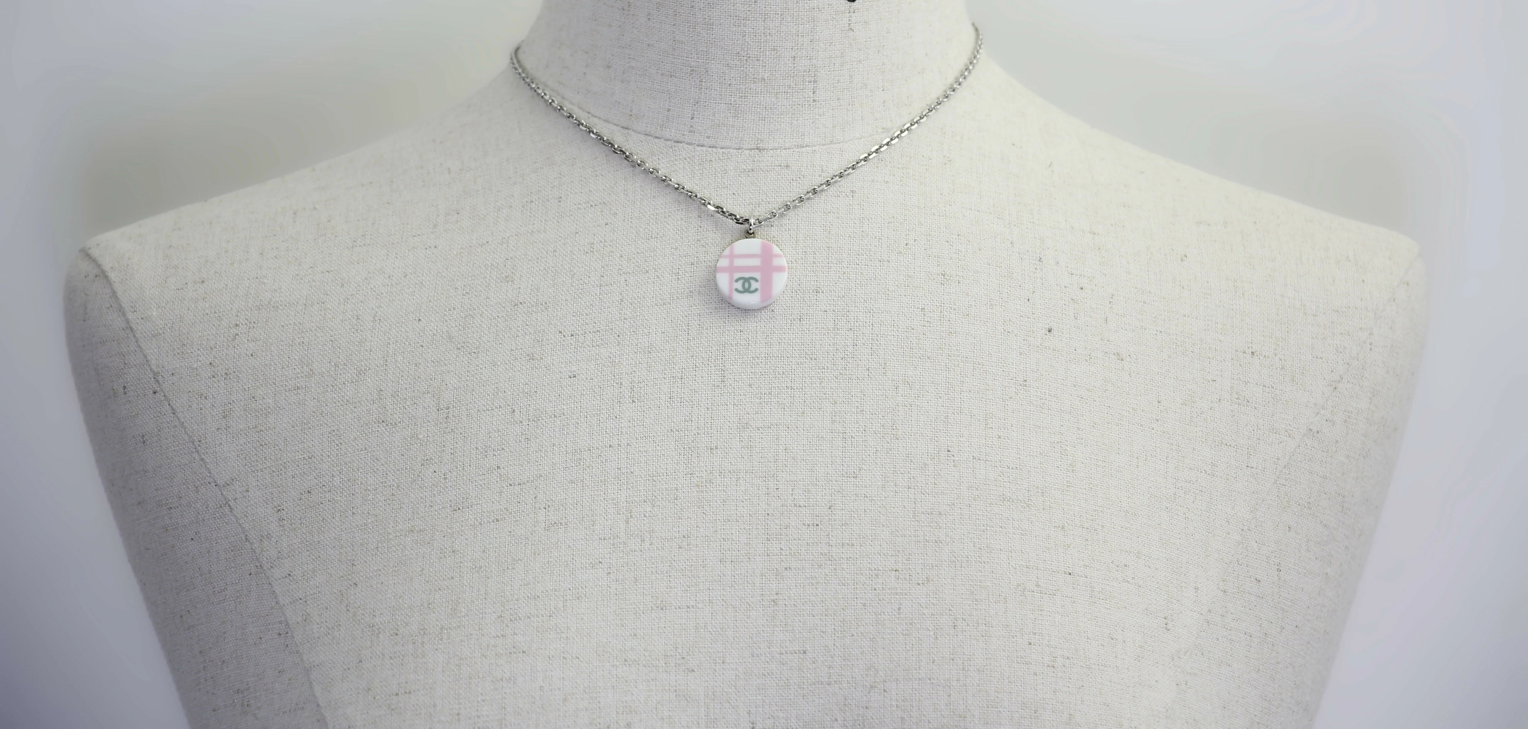 Chanel Vintage 05P Resin Round Pink and White Stripes Necklace - Image 5
