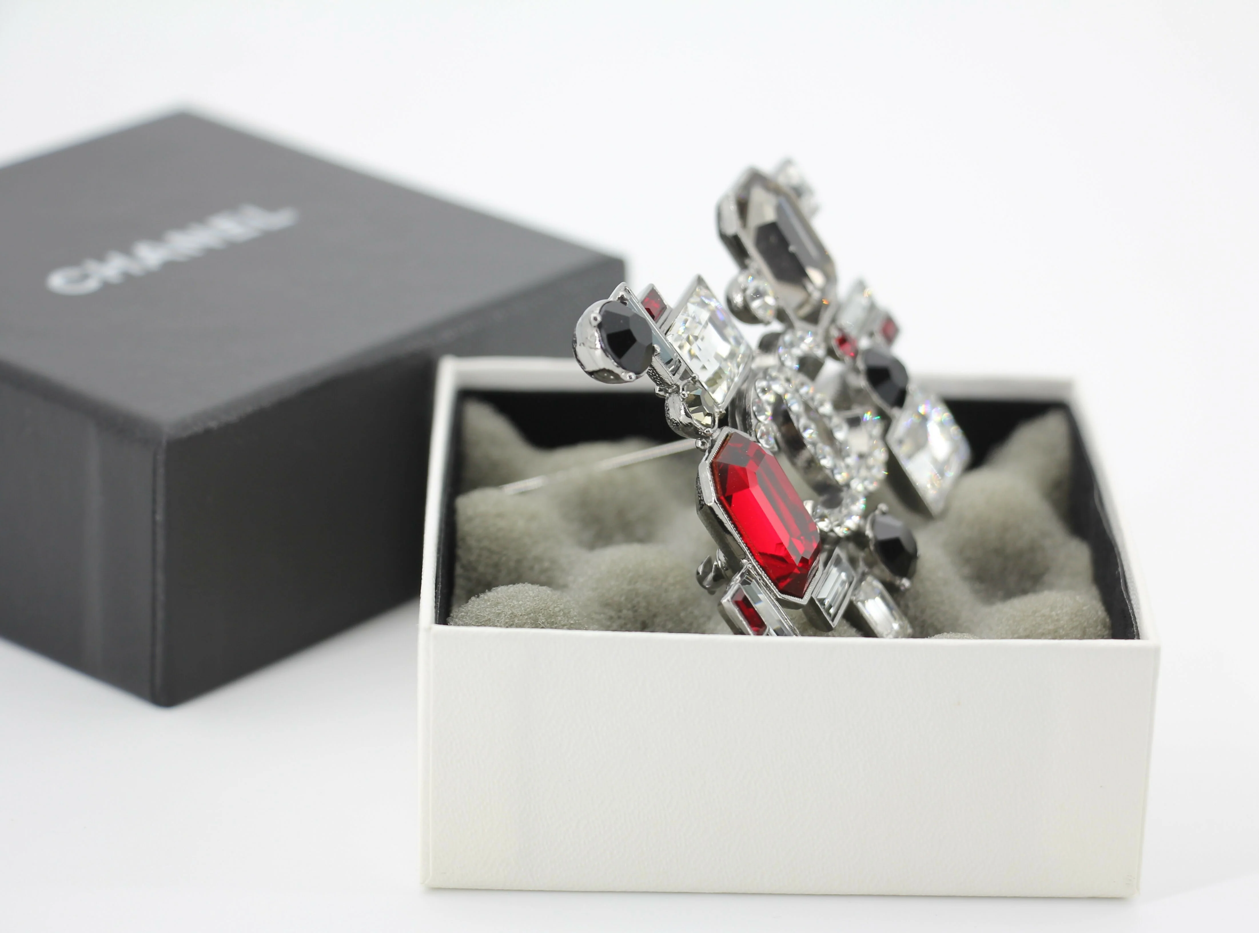 Chanel Vintage 05P Rhinestone Geometric Black And Red Silver Tone Brooch - Image 8