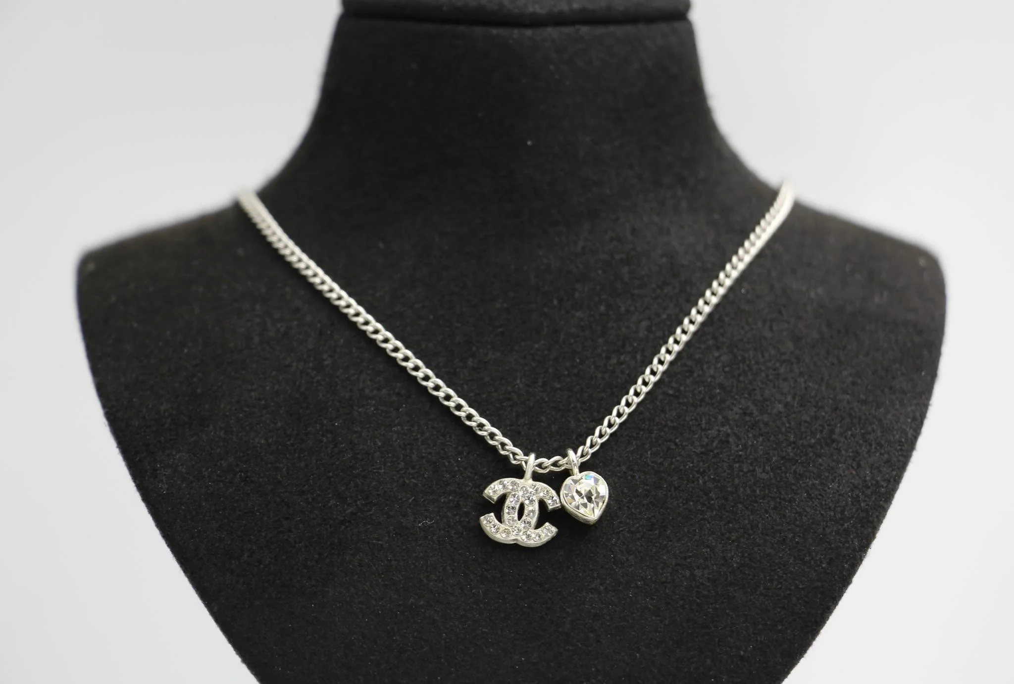 Chanel Vintage 05P Rhinestone Silver Heart Necklace - Image 4