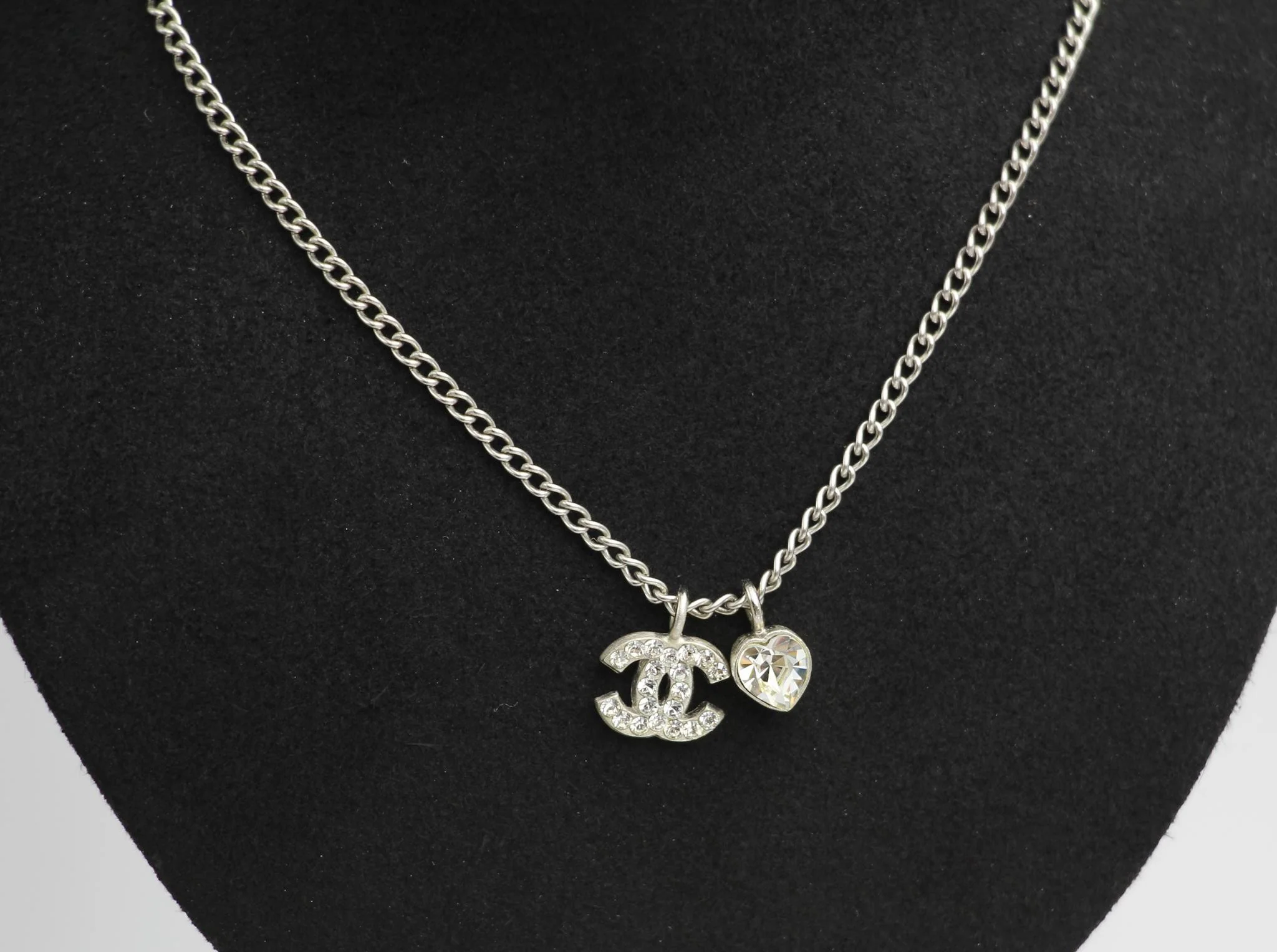 Chanel Vintage 05P Rhinestone Silver Heart Necklace - Image 6