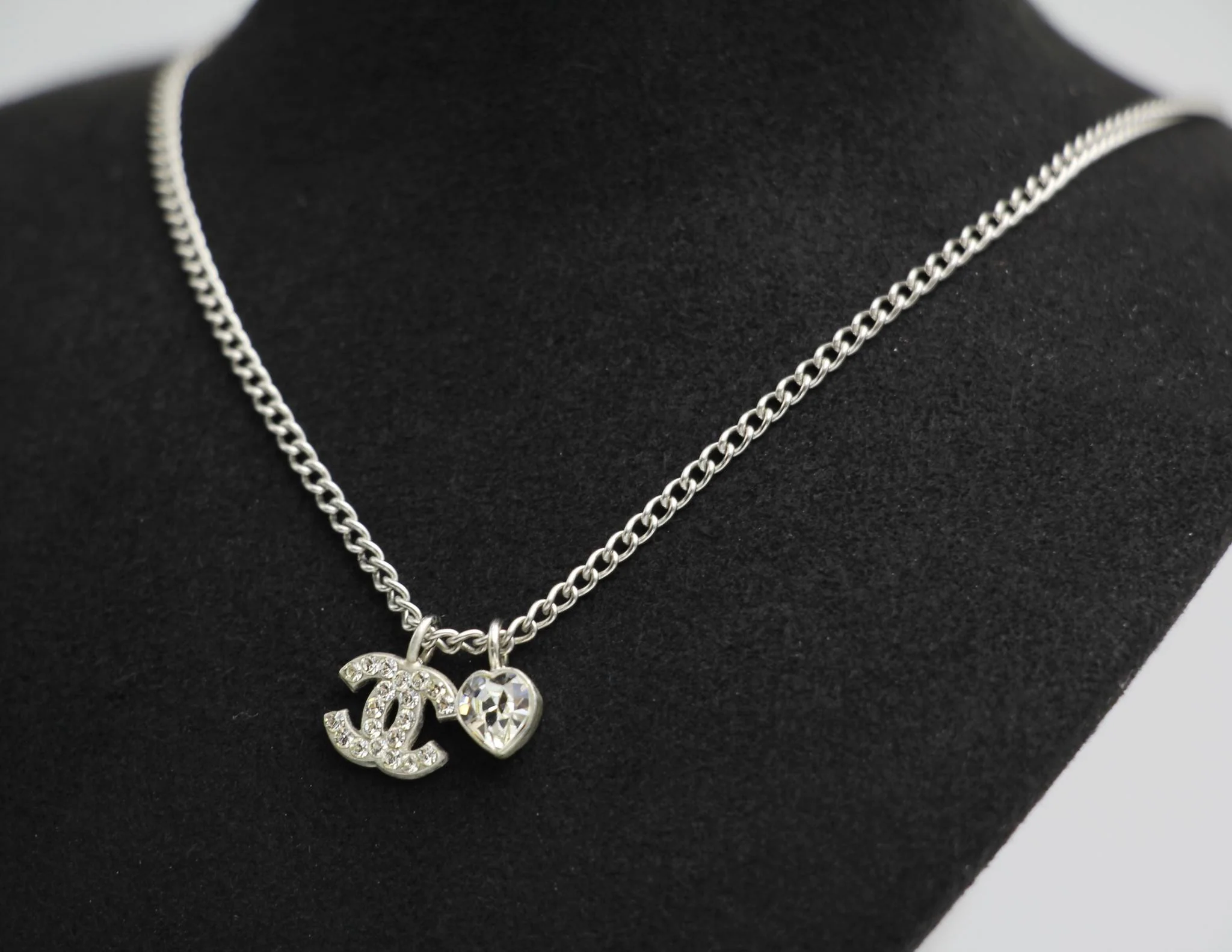 Chanel Vintage 05P Rhinestone Silver Heart Necklace - Image 7