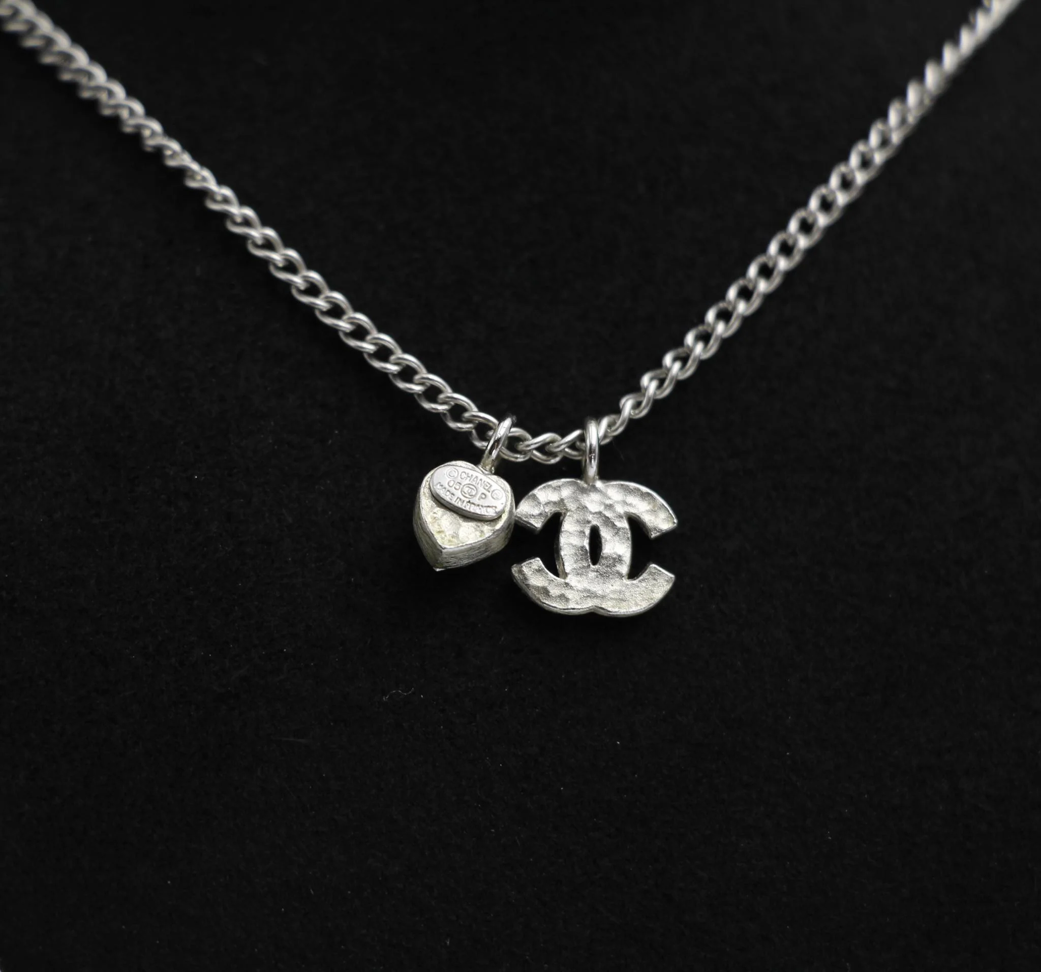 Chanel Vintage 05P Rhinestone Silver Heart Necklace - Image 9