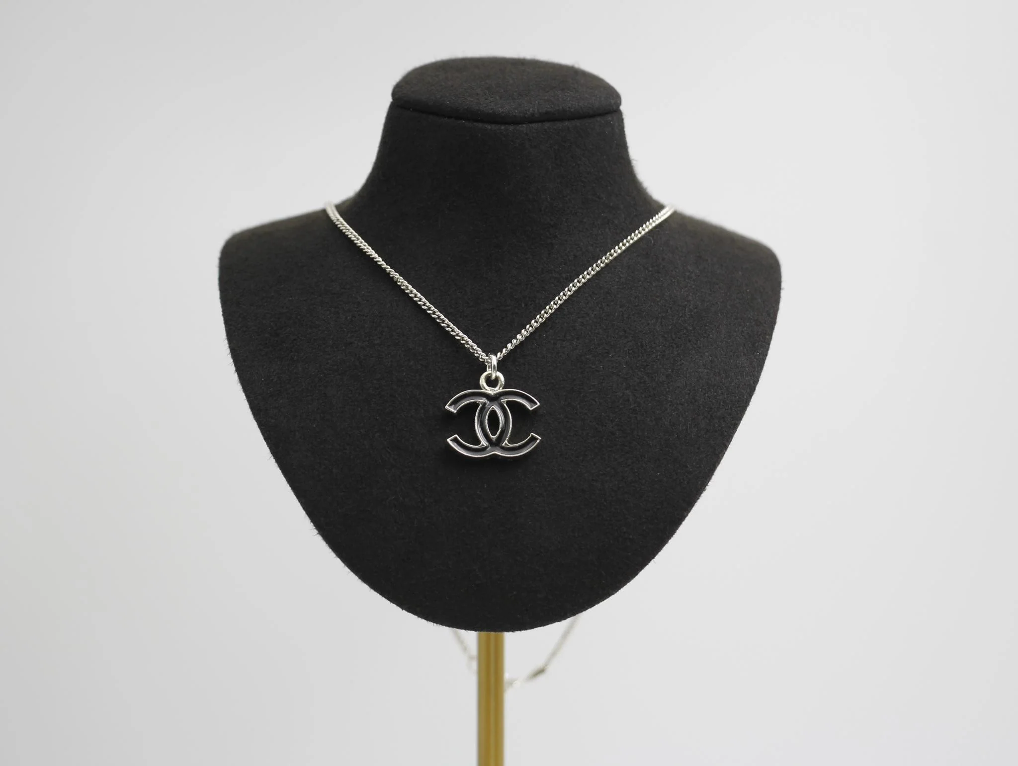 Chanel Vintage 05V Enamel Classic Black Cc Necklace - Image 2