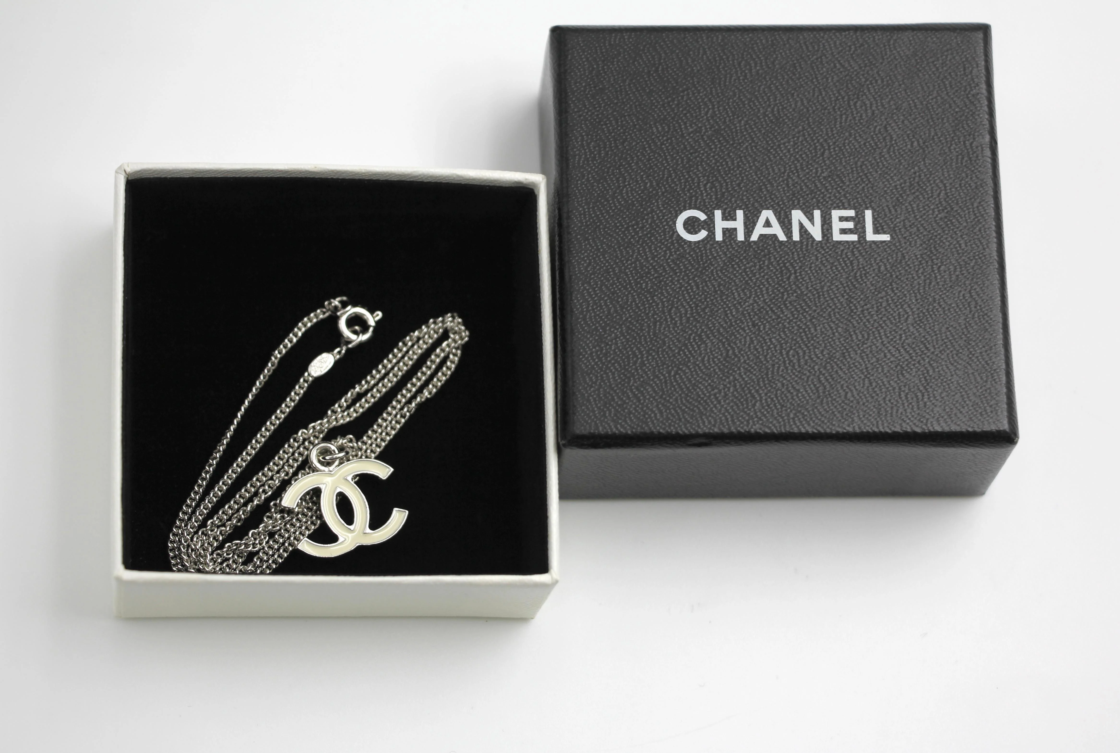 Chanel Vintage 05V Enamel White Necklace