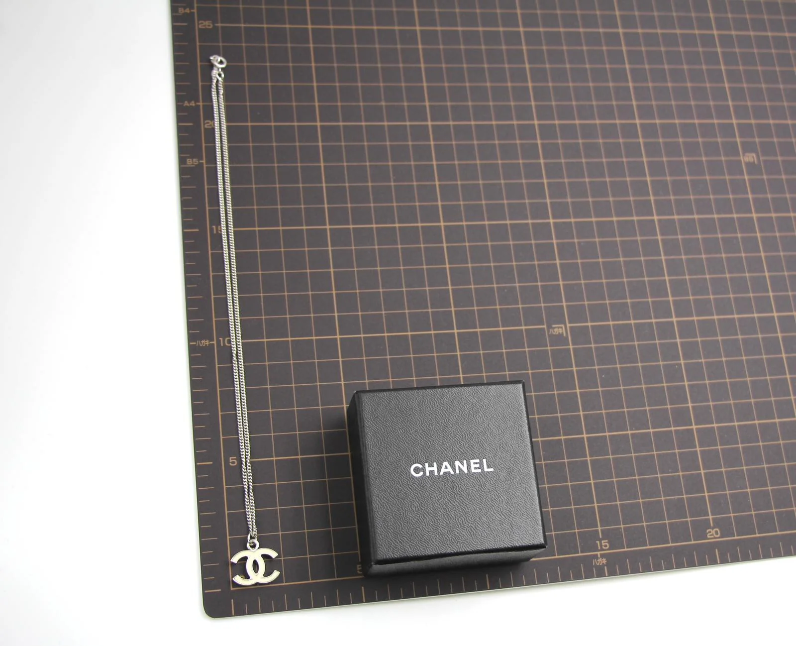 Chanel Vintage 05V Enamel White Necklace - Image 11