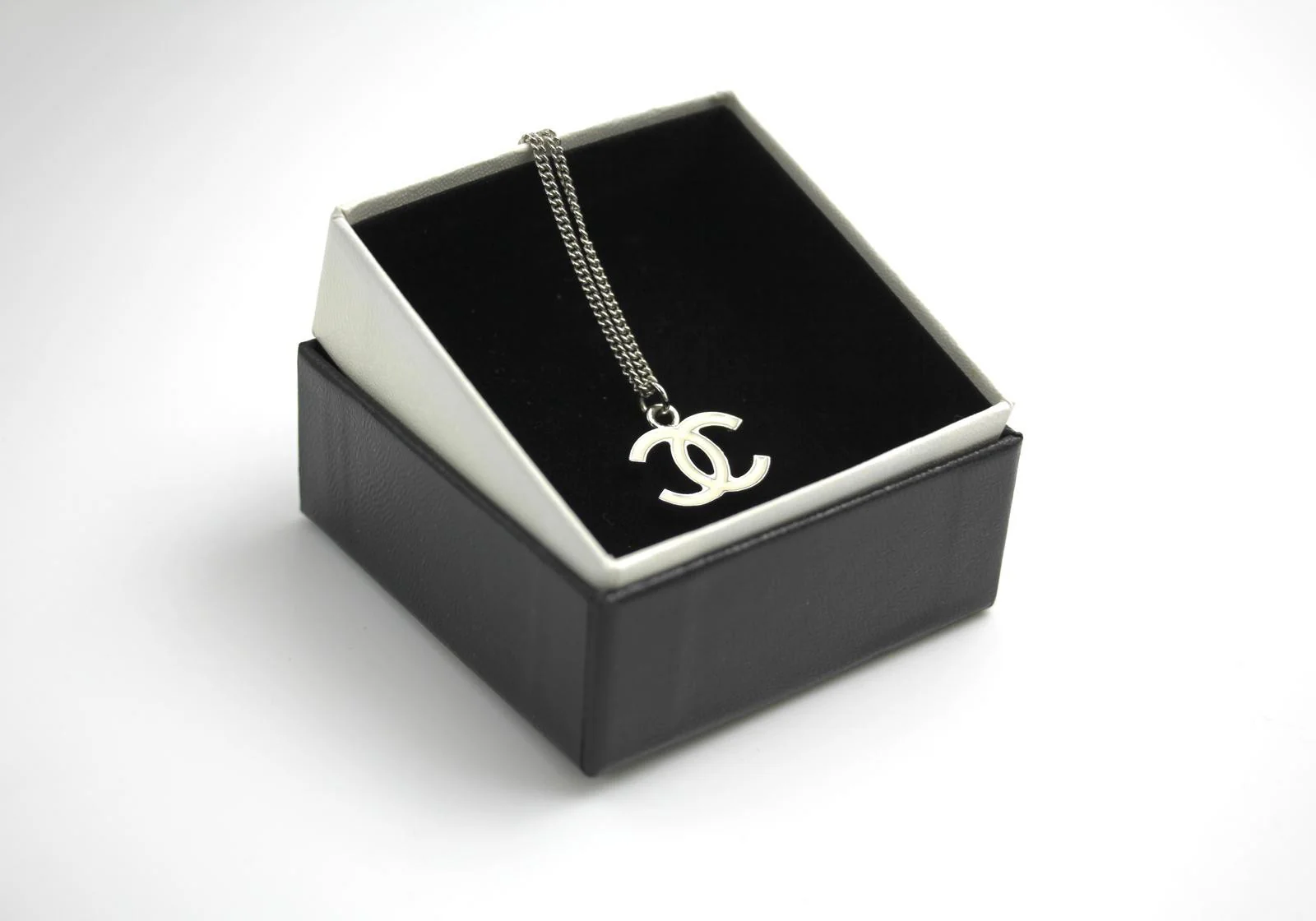 Chanel Vintage 05V Enamel White Necklace - Image 2