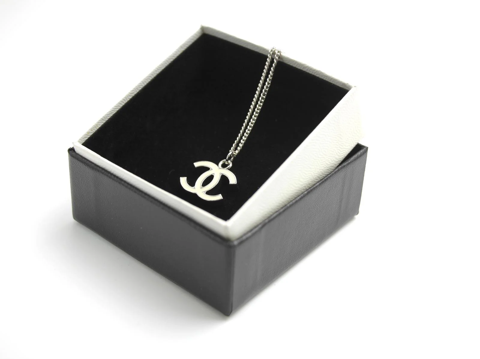 Chanel Vintage 05V Enamel White Necklace - Image 3