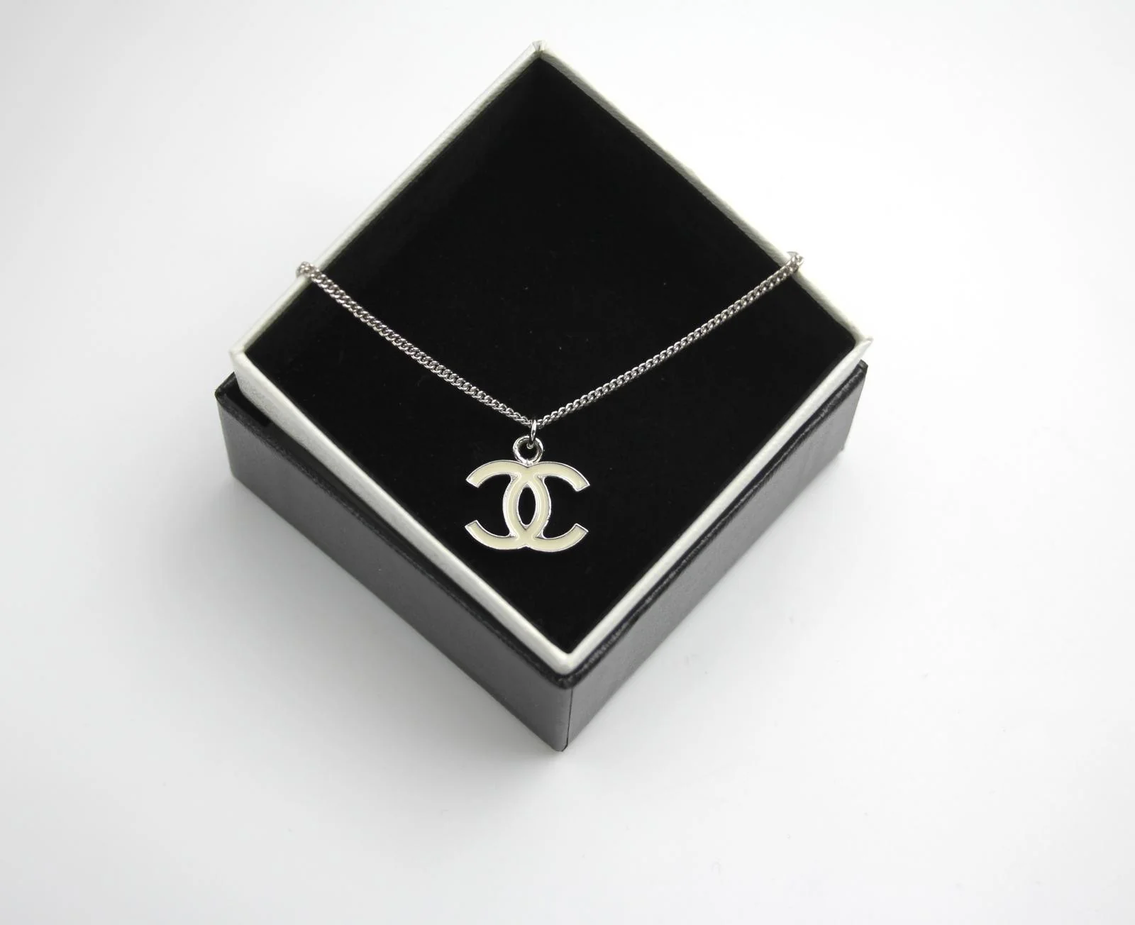 Chanel Vintage 05V Enamel White Necklace - Image 4