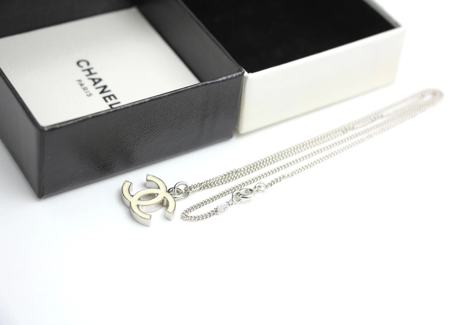 Chanel Vintage 05V Enamel White Necklace - Image 5