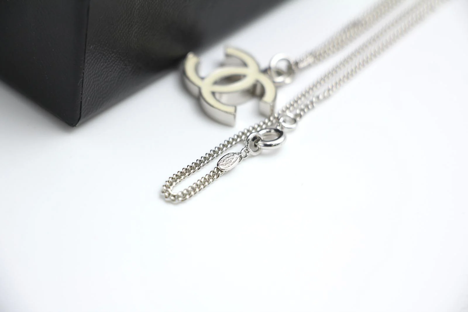 Chanel Vintage 05V Enamel White Necklace - Image 6