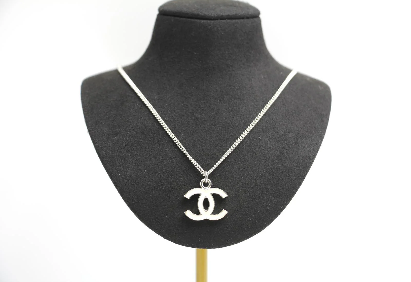 Chanel Vintage 05V Enamel White Necklace - Image 7