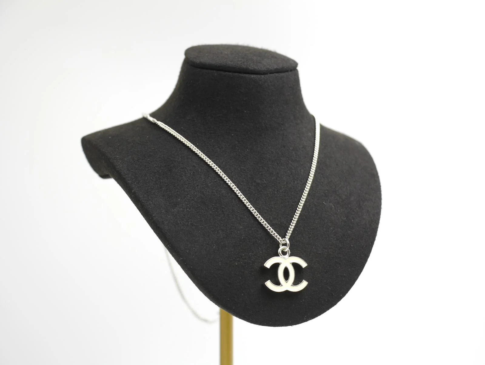 Chanel Vintage 05V Enamel White Necklace - Image 8