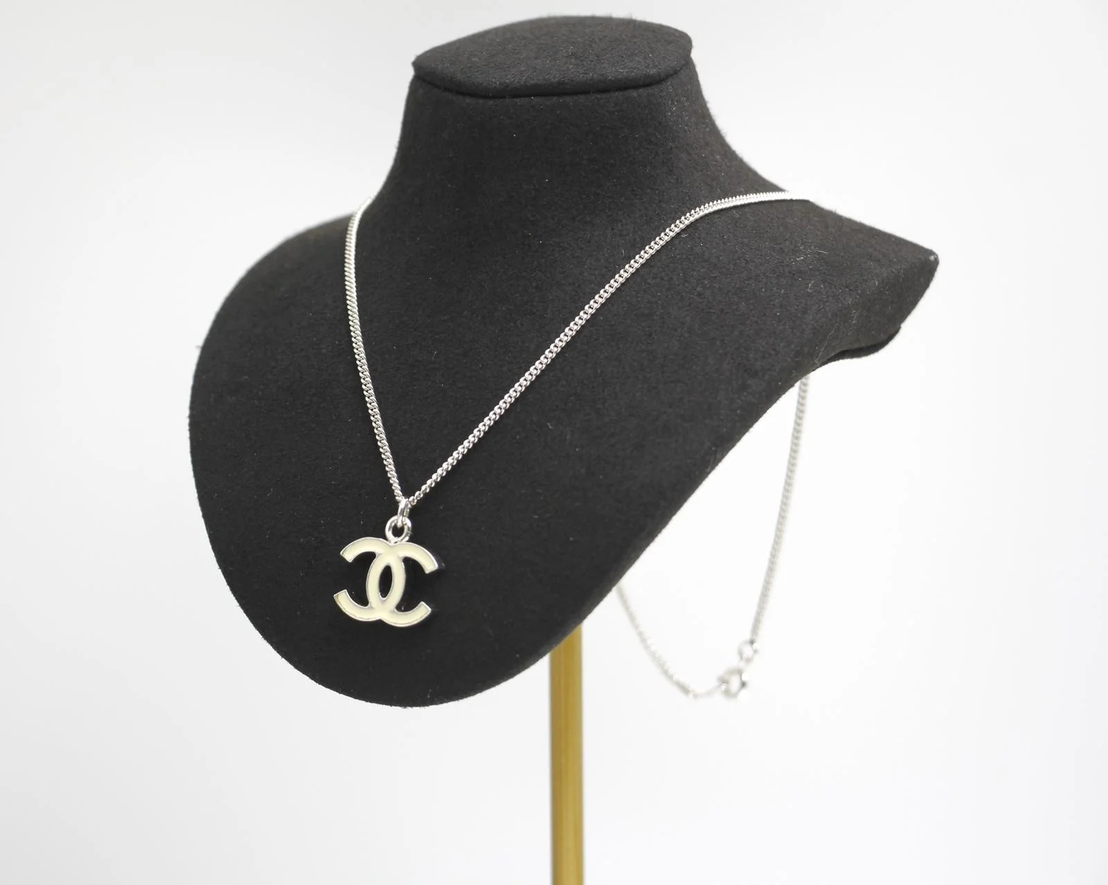 Chanel Vintage 05V Enamel White Necklace - Image 9