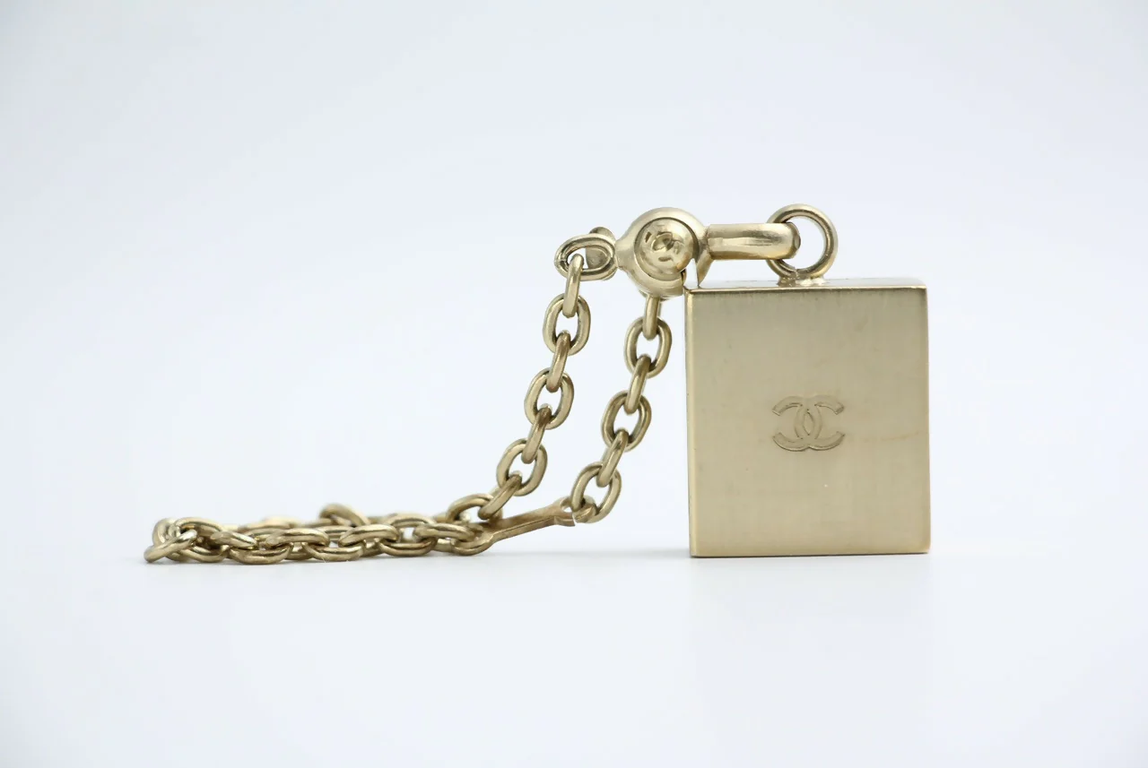 Chanel Vintage 06C Enamel + Metal + Resin White Camellia Handbag Charm Keychain - Image 2