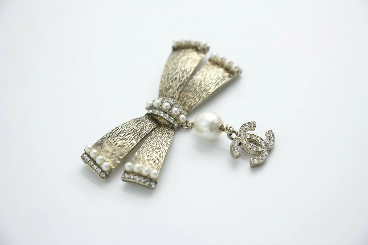 Chanel Vintage 06P Metal Imitation Pearl Bow Brooch - Image 3