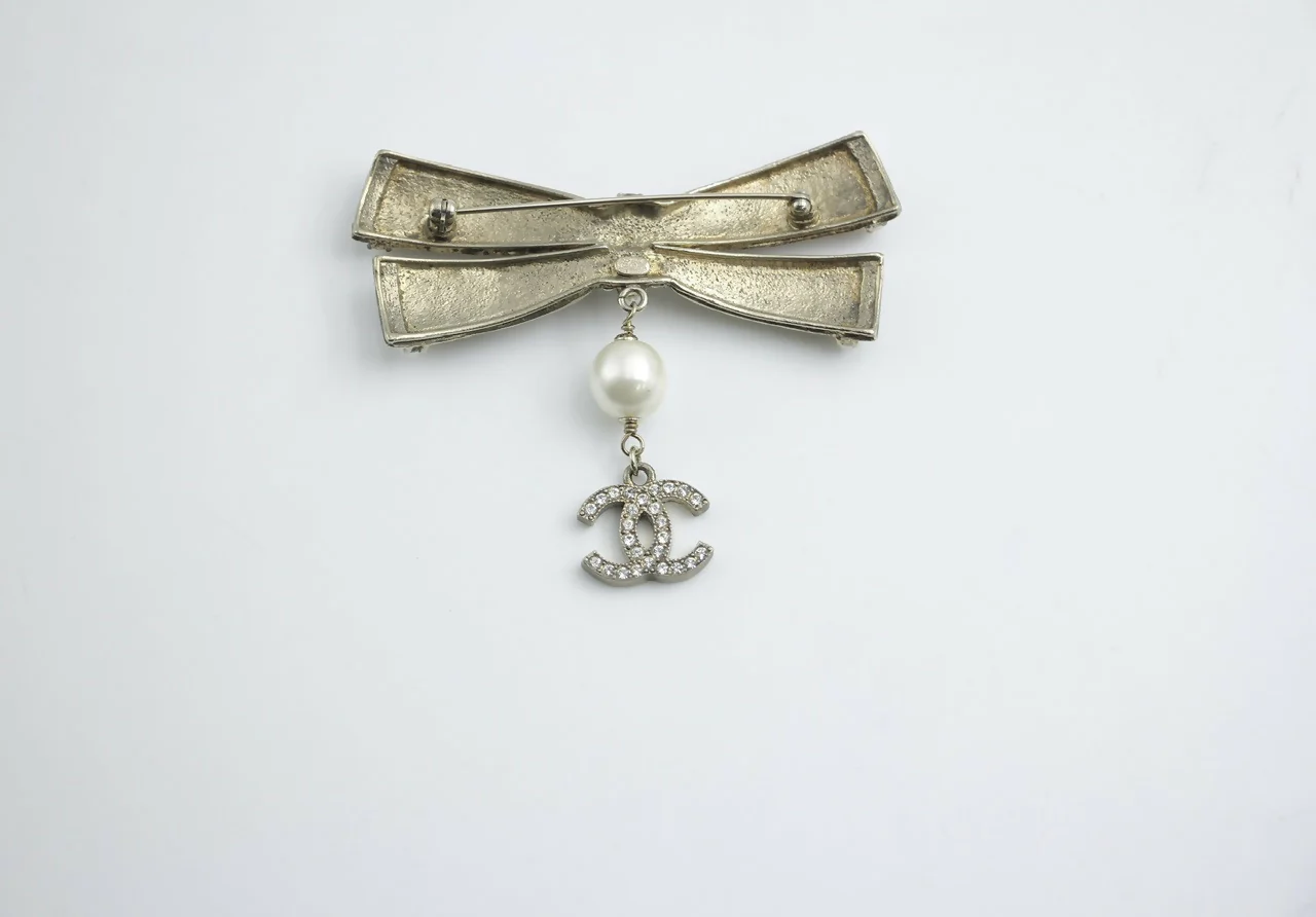 Chanel Vintage 06P Metal Imitation Pearl Bow Brooch - Image 4