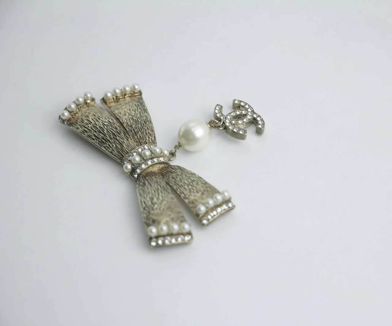Chanel Vintage 06P Metal Imitation Pearl Bow Brooch - Image 7