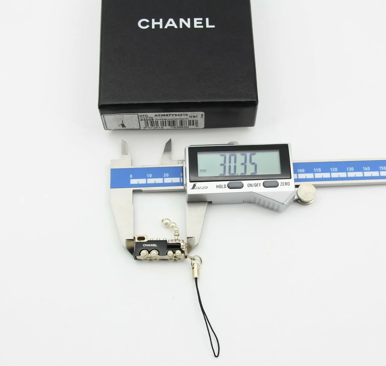 Chanel Vintage 07C Imitation Pearl Black Train Charm - Image 10