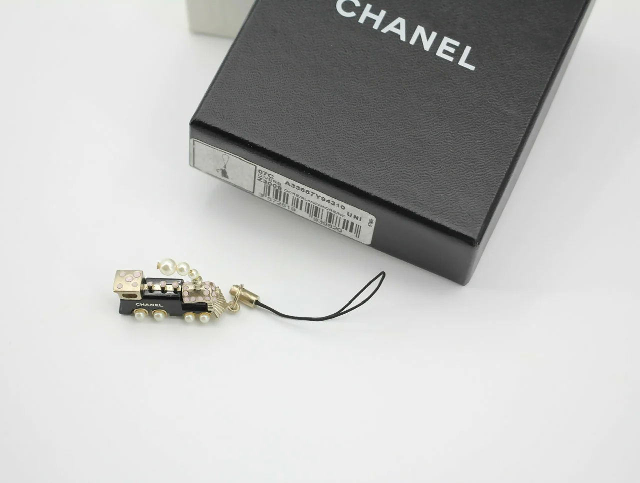 Chanel Vintage 07C Imitation Pearl Black Train Charm - Image 6