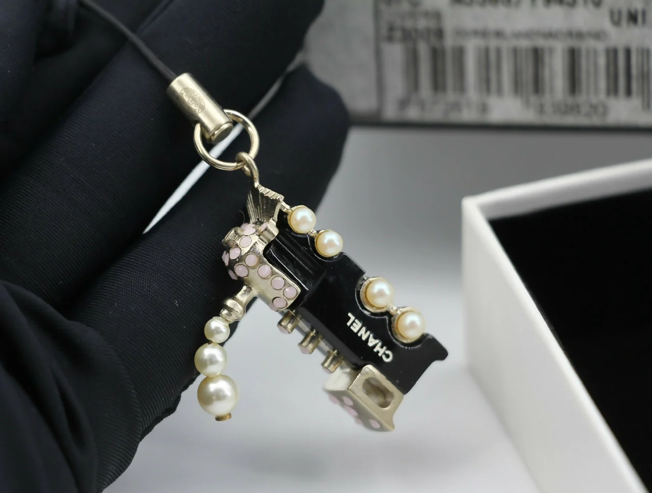 Chanel Vintage 07C Imitation Pearl Black Train Charm - Image 7
