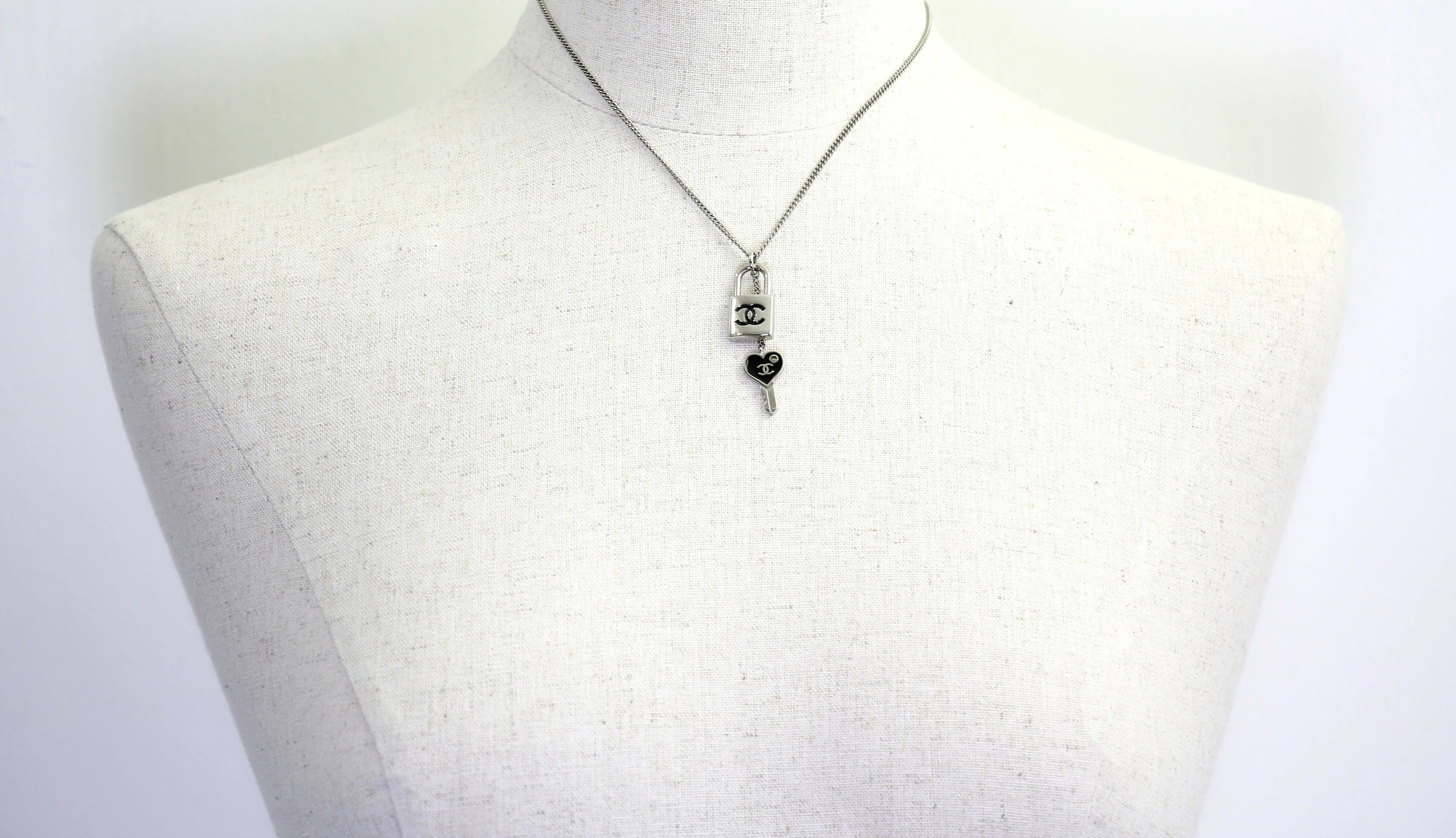 Chanel Vintage 07P Metal CC Logo Silver & Black -Tone Padlock and Key Necklace - Image 2