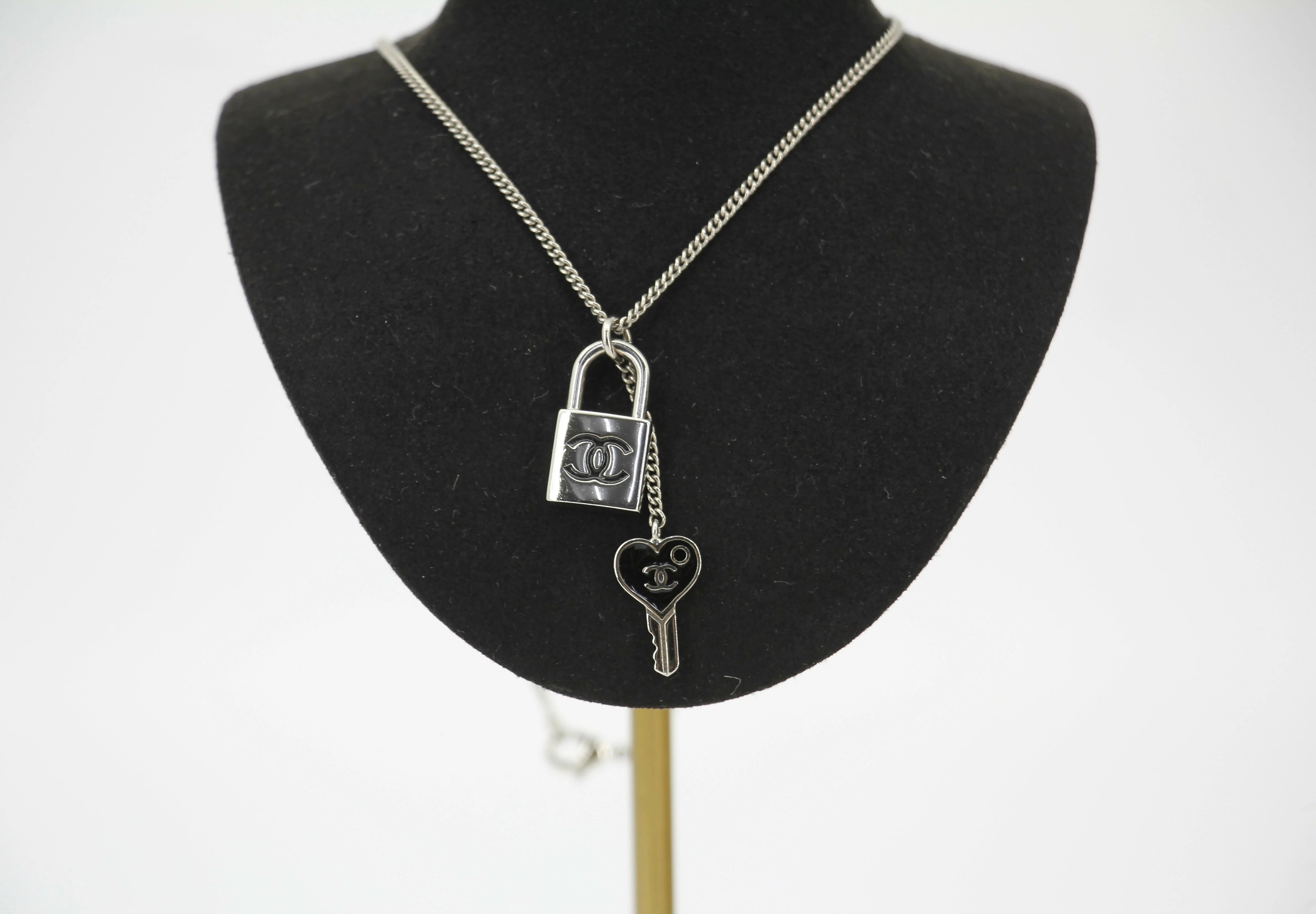 Chanel Vintage 07P Metal CC Logo Silver & Black -Tone Padlock and Key Necklace - Image 4