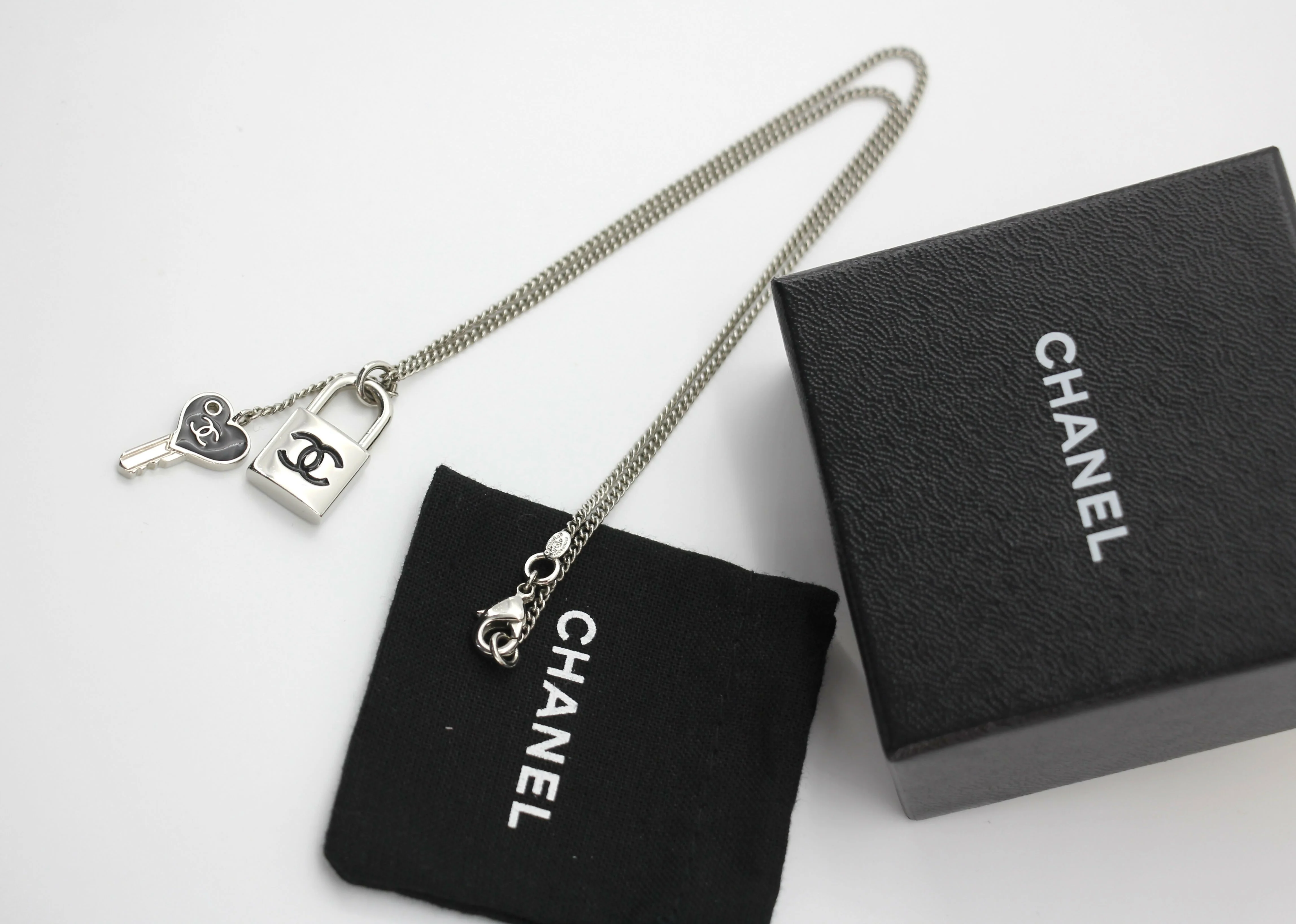 Chanel Vintage 07P Metal CC Logo Silver & Black -Tone Padlock and Key Necklace - Image 5