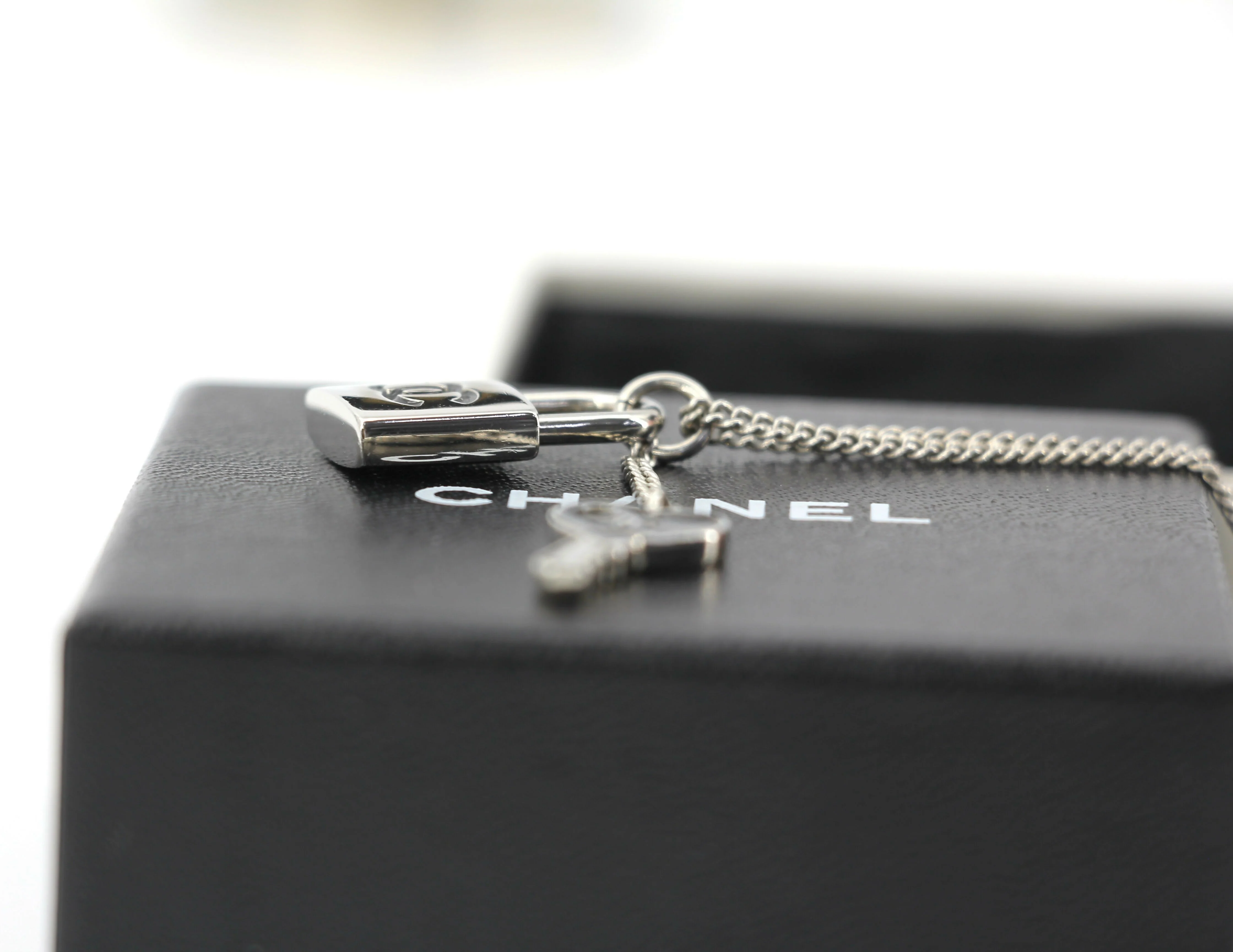 Chanel Vintage 07P Metal CC Logo Silver & Black -Tone Padlock and Key Necklace - Image 7