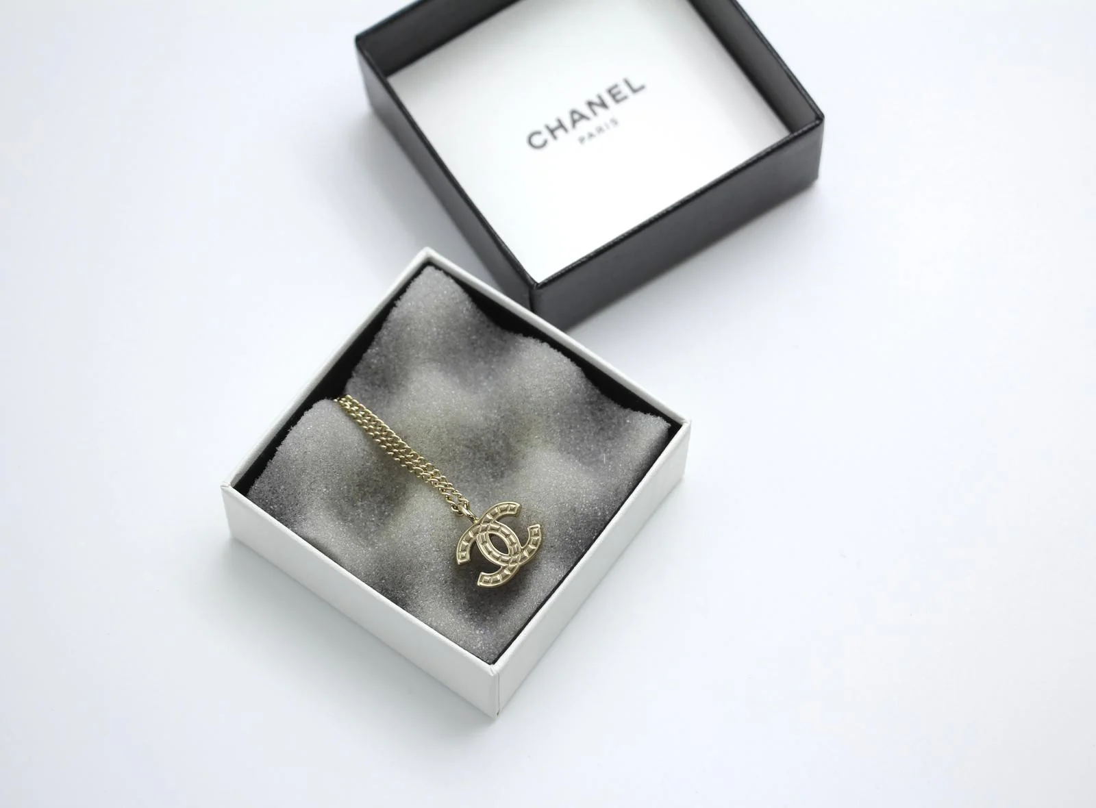 Chanel Vintage 07V Metallic Silver Cc Necklace