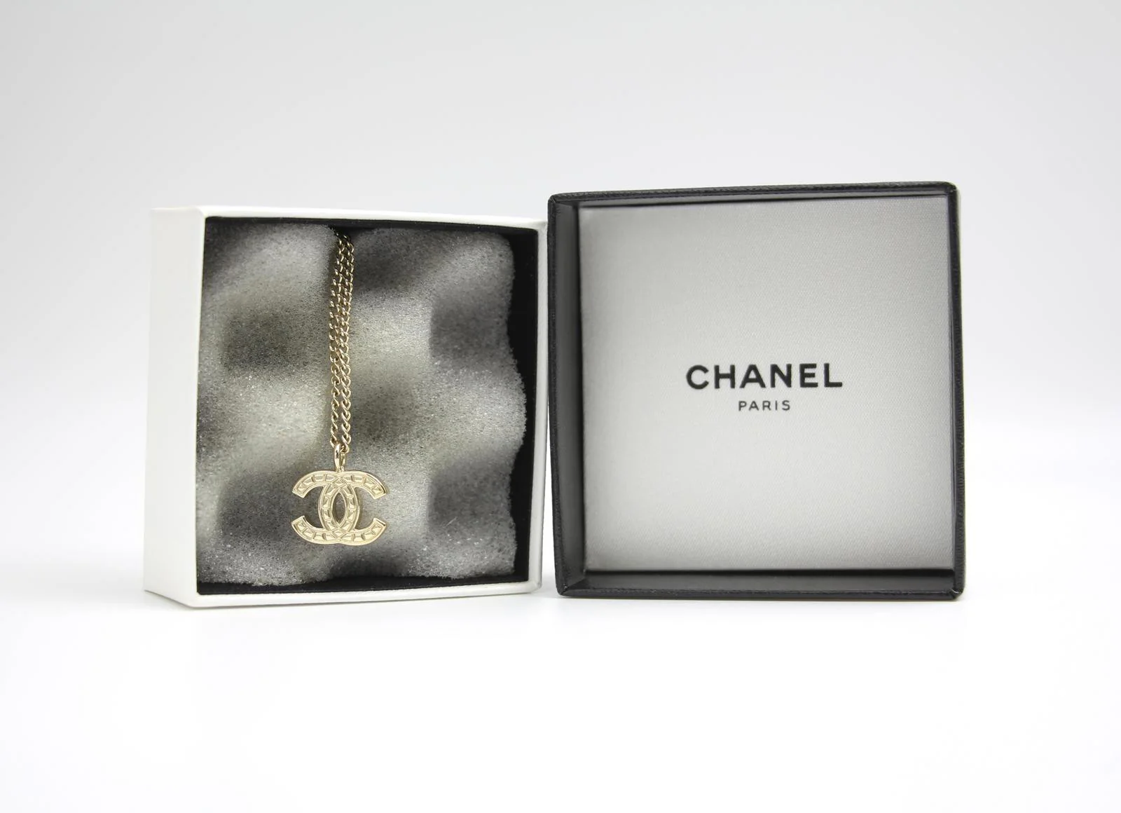 Chanel Vintage 07V Metallic Silver Cc Necklace - Image 3