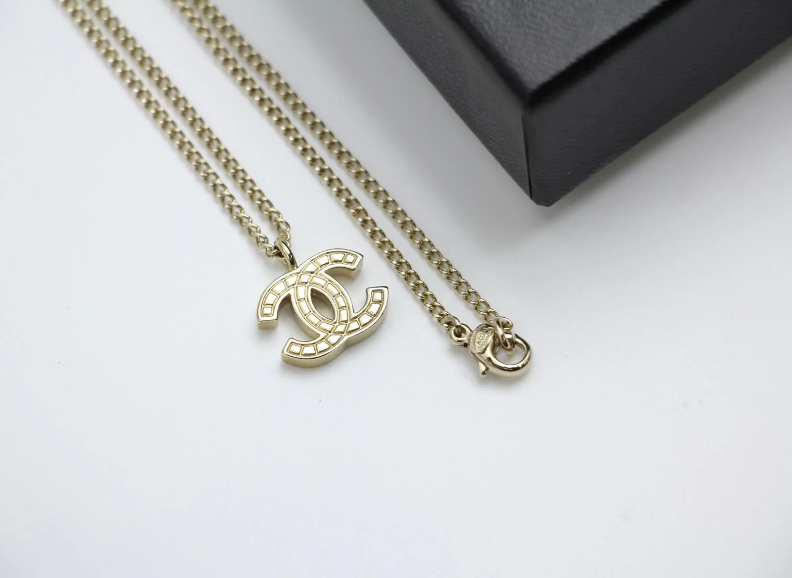 Chanel Vintage 07V Metallic Silver Cc Necklace - Image 4
