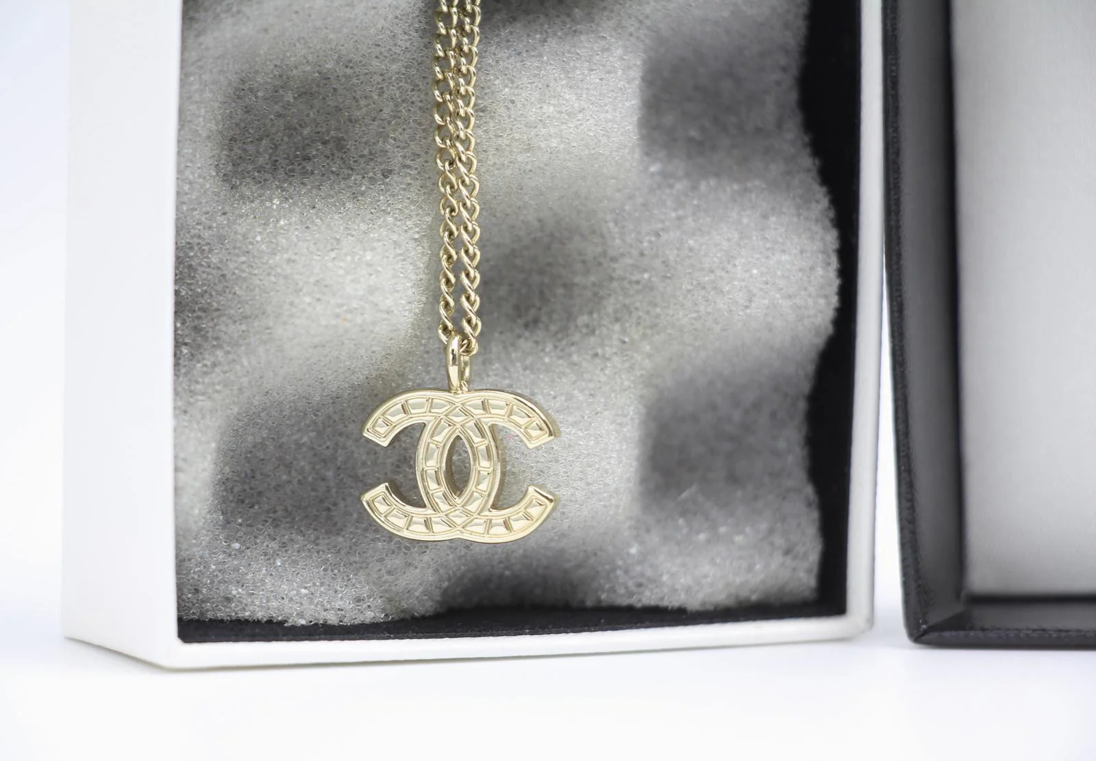 Chanel Vintage 07V Metallic Silver Cc Necklace - Image 5
