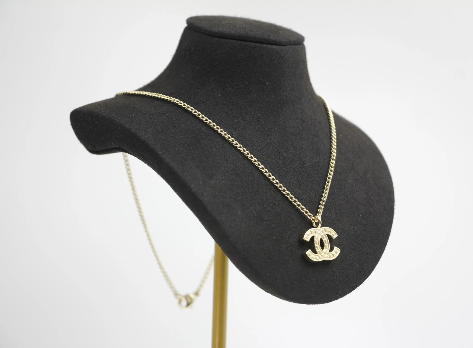 Chanel Vintage 07V Metallic Silver Cc Necklace - Image 7