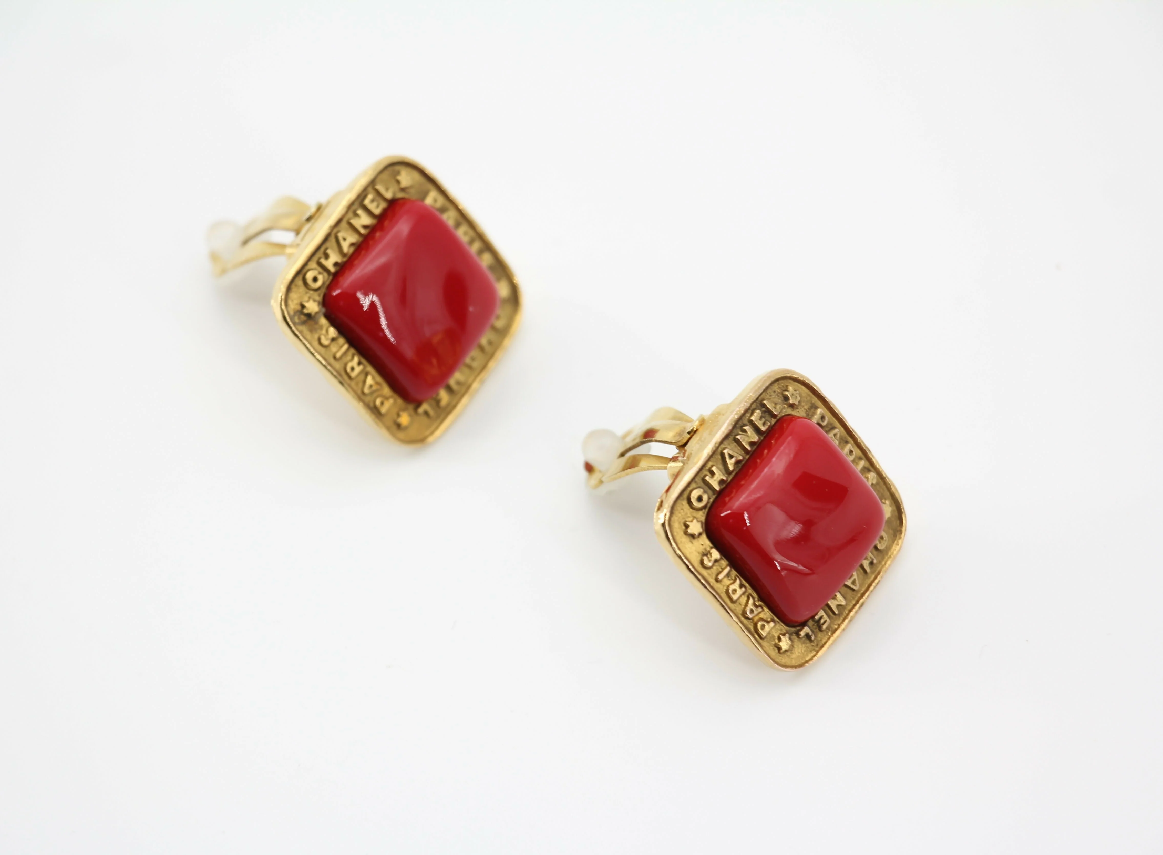 Chanel Vintage 1886-92 Gold-plated Large Red Square Clip-on Earrings - Image 4