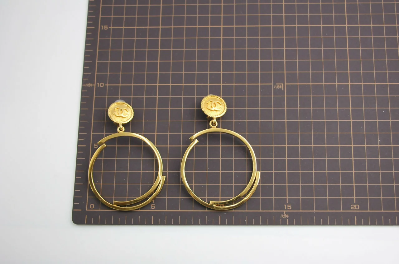 Chanel Vintage 1954-71 Gold-Plated Large Hoop Clip-on Earrings - Image 10