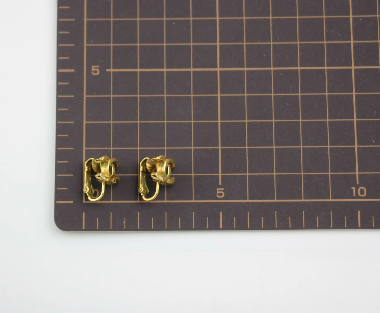 Chanel Vintage 1971-80 Gold-plated Curved Buckle CC Clip-on Earrings - Image 10