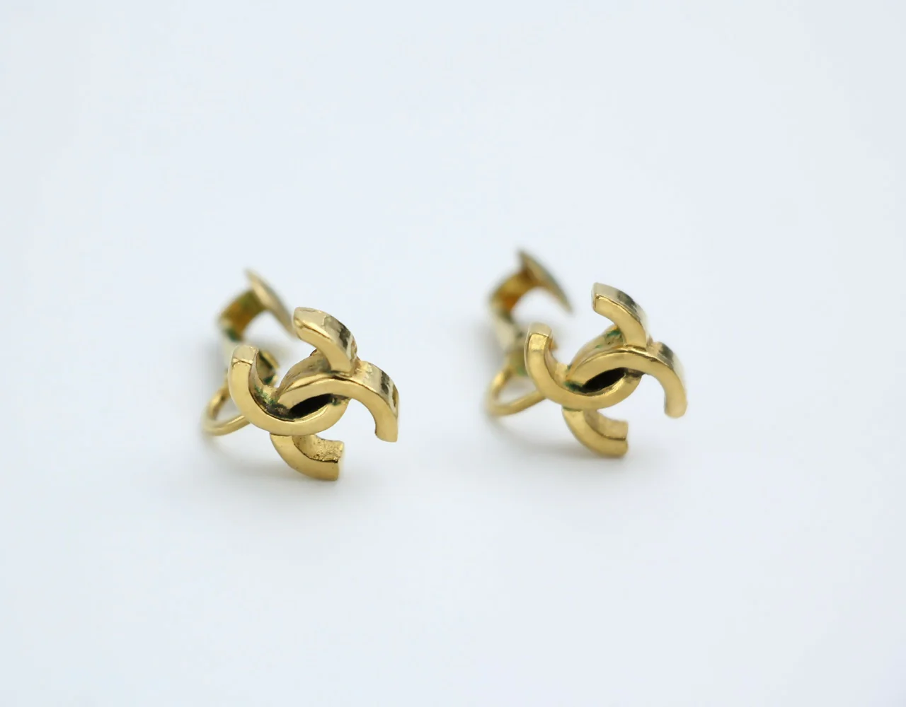 Chanel Vintage 1971-80 Gold-plated Curved Buckle CC Clip-on Earrings - Image 3