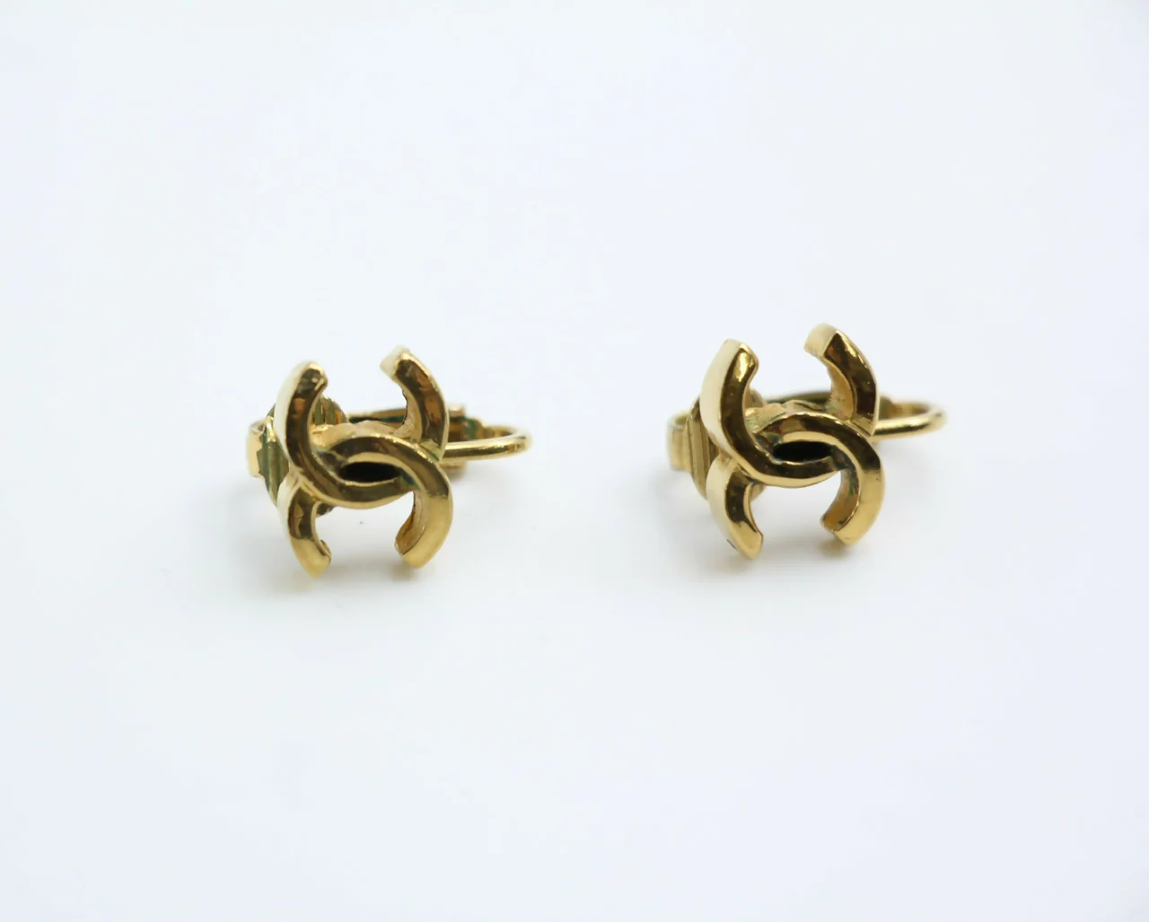 Chanel Vintage 1971-80 Gold-plated Curved Buckle CC Clip-on Earrings - Image 4