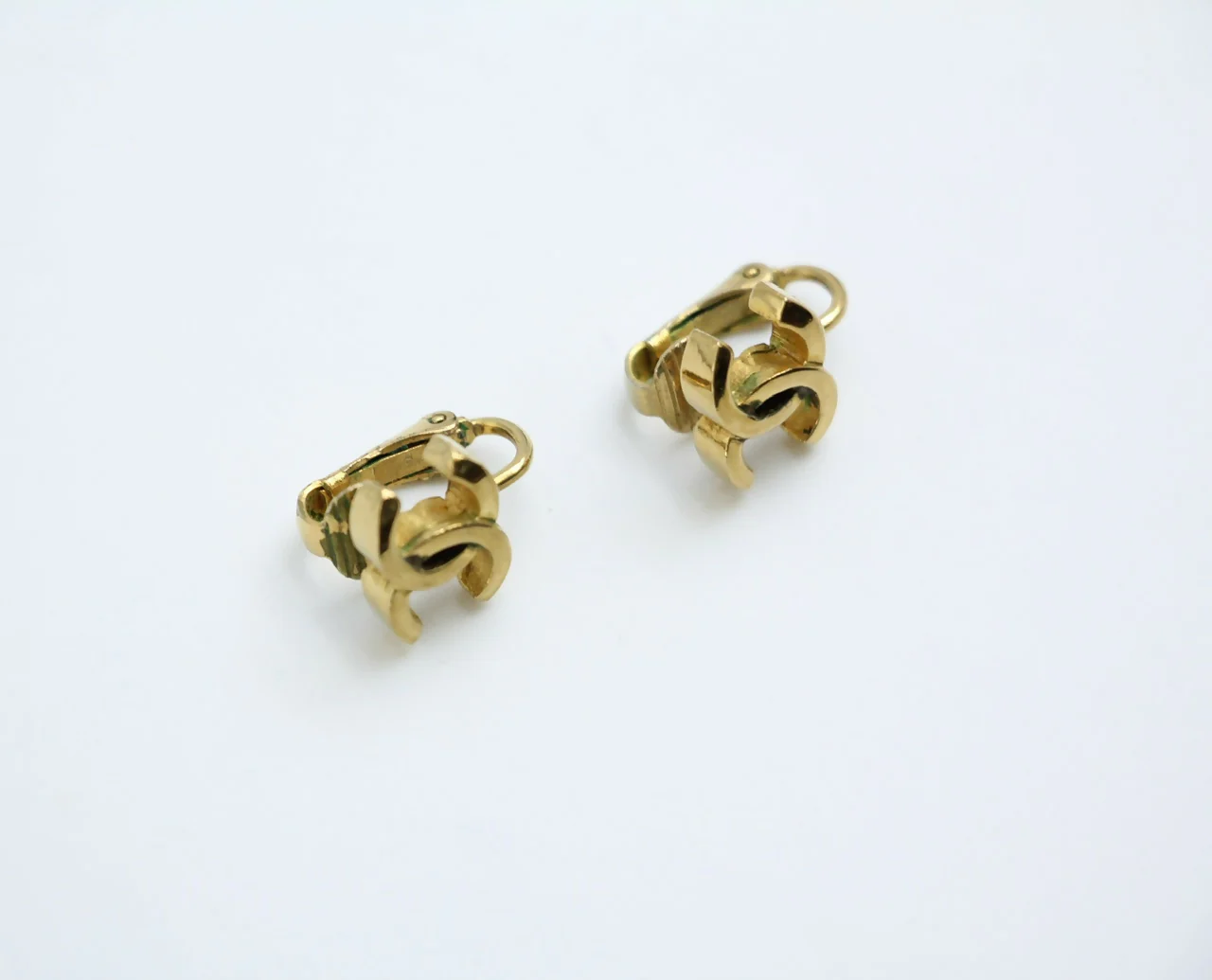 Chanel Vintage 1971-80 Gold-plated Curved Buckle CC Clip-on Earrings - Image 5